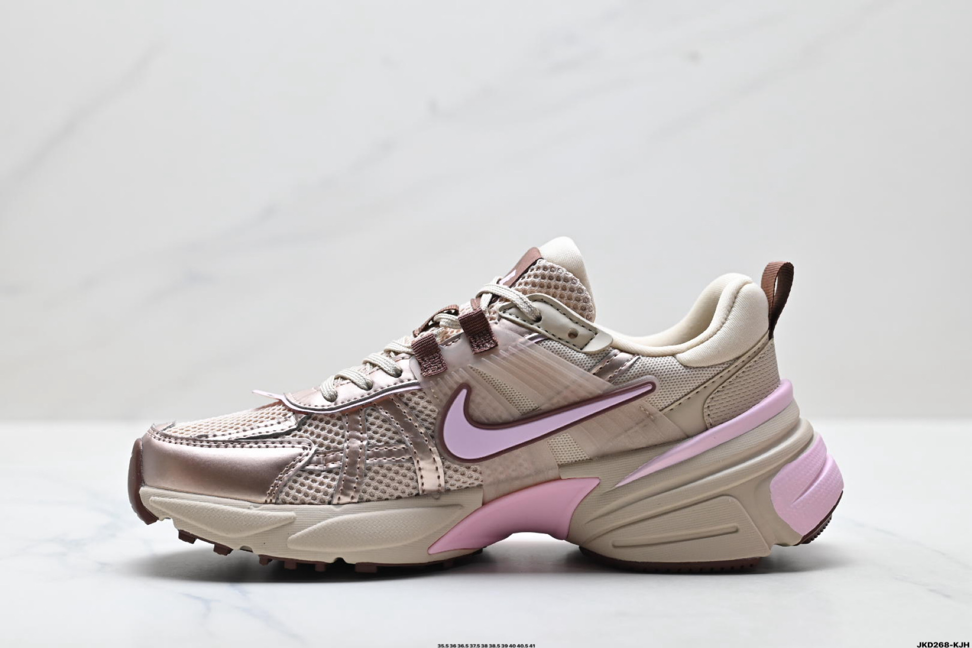 NIKE V2K RUN 复古风潮 耐克 网面透气运动鞋 灰银紧致的鞋面材 FD0736-115-Top High Quatity Cheap Sneakers Fashion Clothing Clothes Bags handbags Shoes of all Brand wholesale With The best Quality And Beautiful Price from China Factory Chinese suppliers wholesaler seller NIKE V2K RUN 复古风潮 耐克 网面透气运动鞋 灰银紧致的鞋面材 FD0736-115