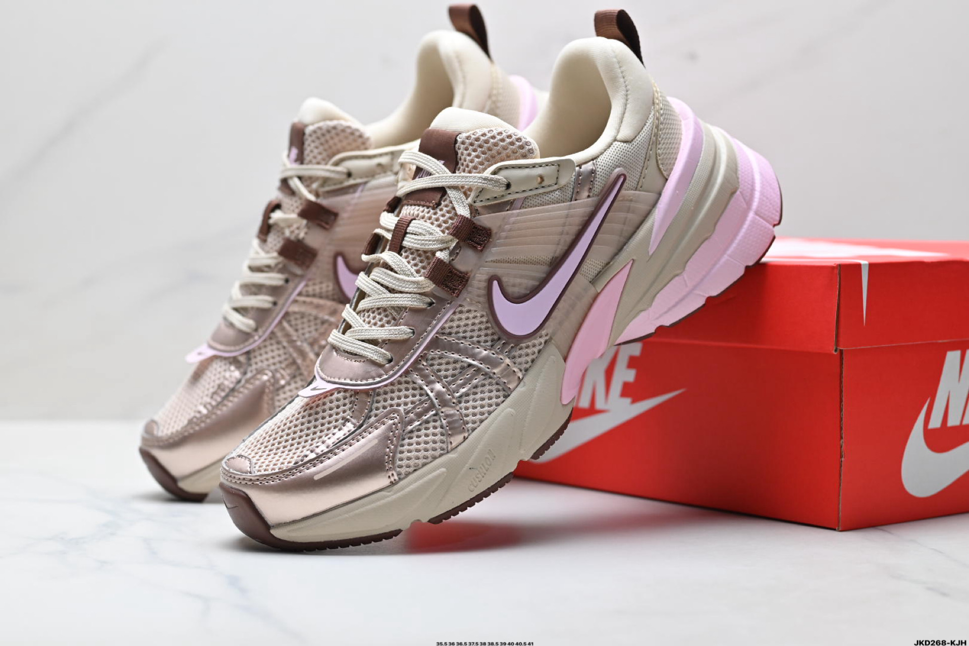 NIKE V2K RUN 复古风潮 耐克 网面透气运动鞋 灰银紧致的鞋面材 FD0736-115-Top High Quatity Cheap Sneakers Fashion Clothing Clothes Bags handbags Shoes of all Brand wholesale With The best Quality And Beautiful Price from China Factory Chinese suppliers wholesaler seller NIKE V2K RUN 复古风潮 耐克 网面透气运动鞋 灰银紧致的鞋面材 FD0736-115