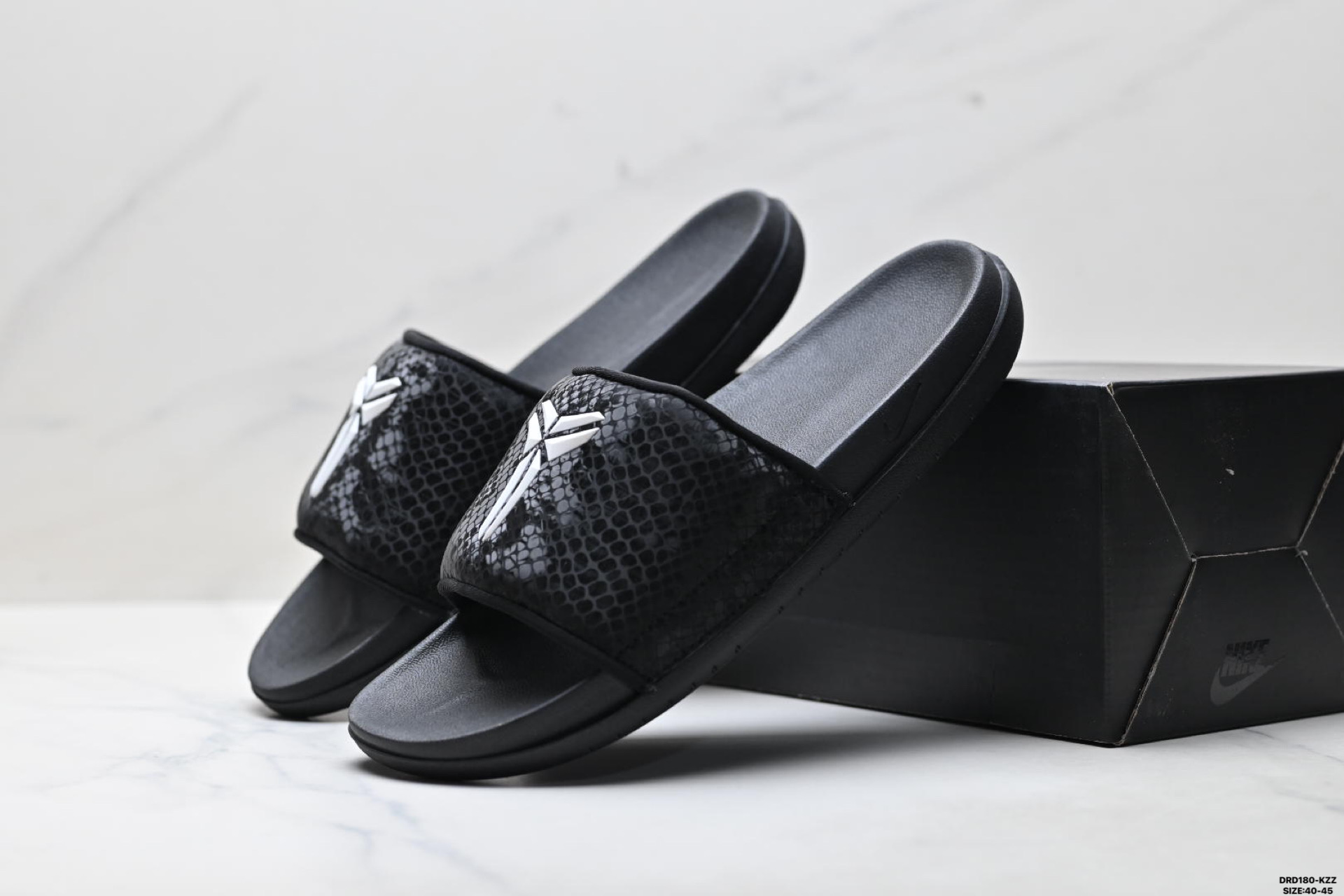 NIKE KOBE OFFCOURT SLIDE 耐克 经典百搭 夏季沙滩拖鞋 IF2870-100