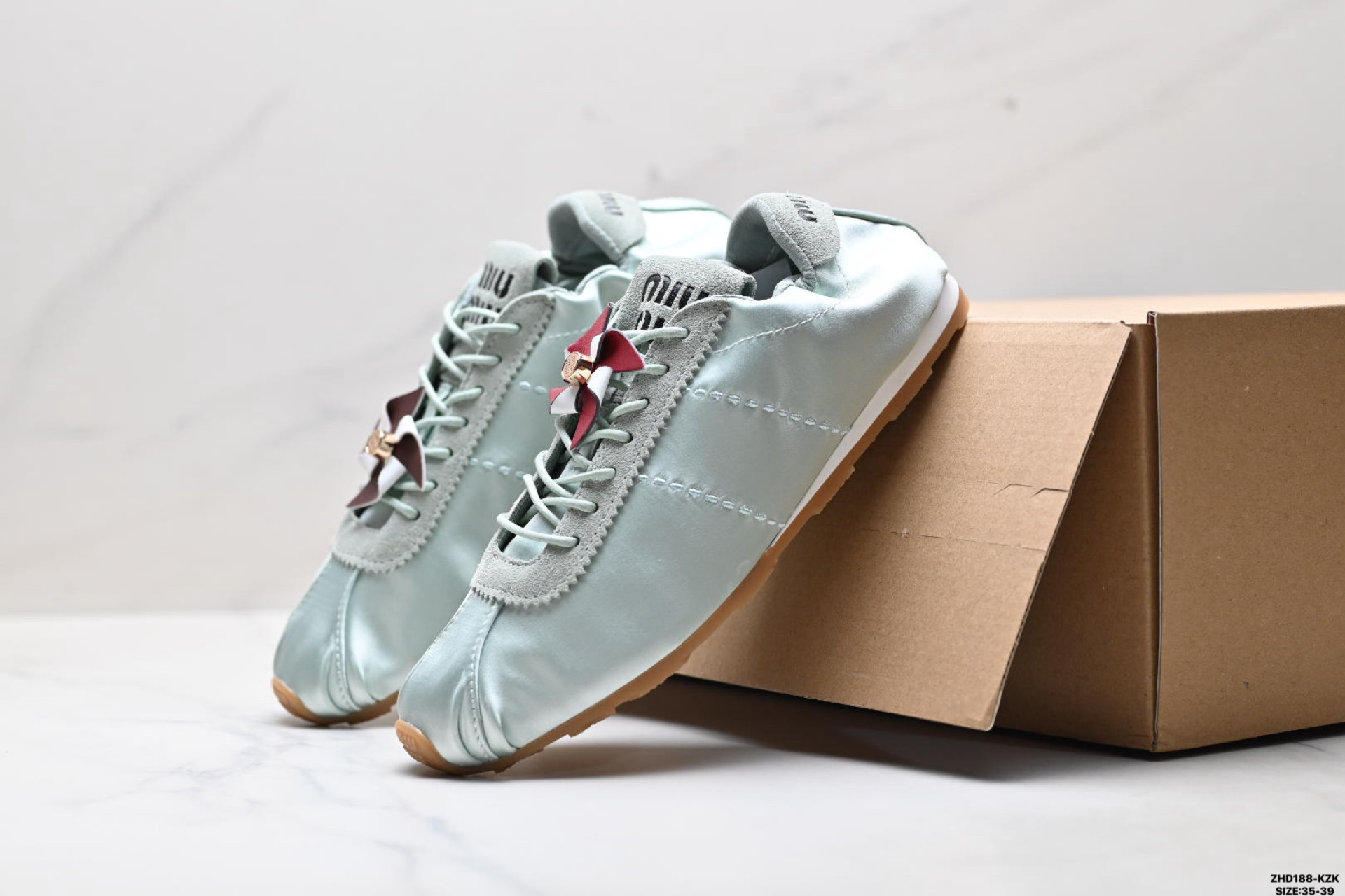 纯原MiuMiu Plume 羽毛缎面 缪缪 麂皮徽标压花 低帮芭蕾舞鞋-Top High Quatity Cheap Sneakers Fashion Clothing Clothes Bags handbags Shoes of all Brand wholesale With The best Quality And Beautiful Price from China Factory Chinese suppliers wholesaler seller 纯原MiuMiu Plume 羽毛缎面 缪缪 麂皮徽标压花 低帮芭蕾舞鞋