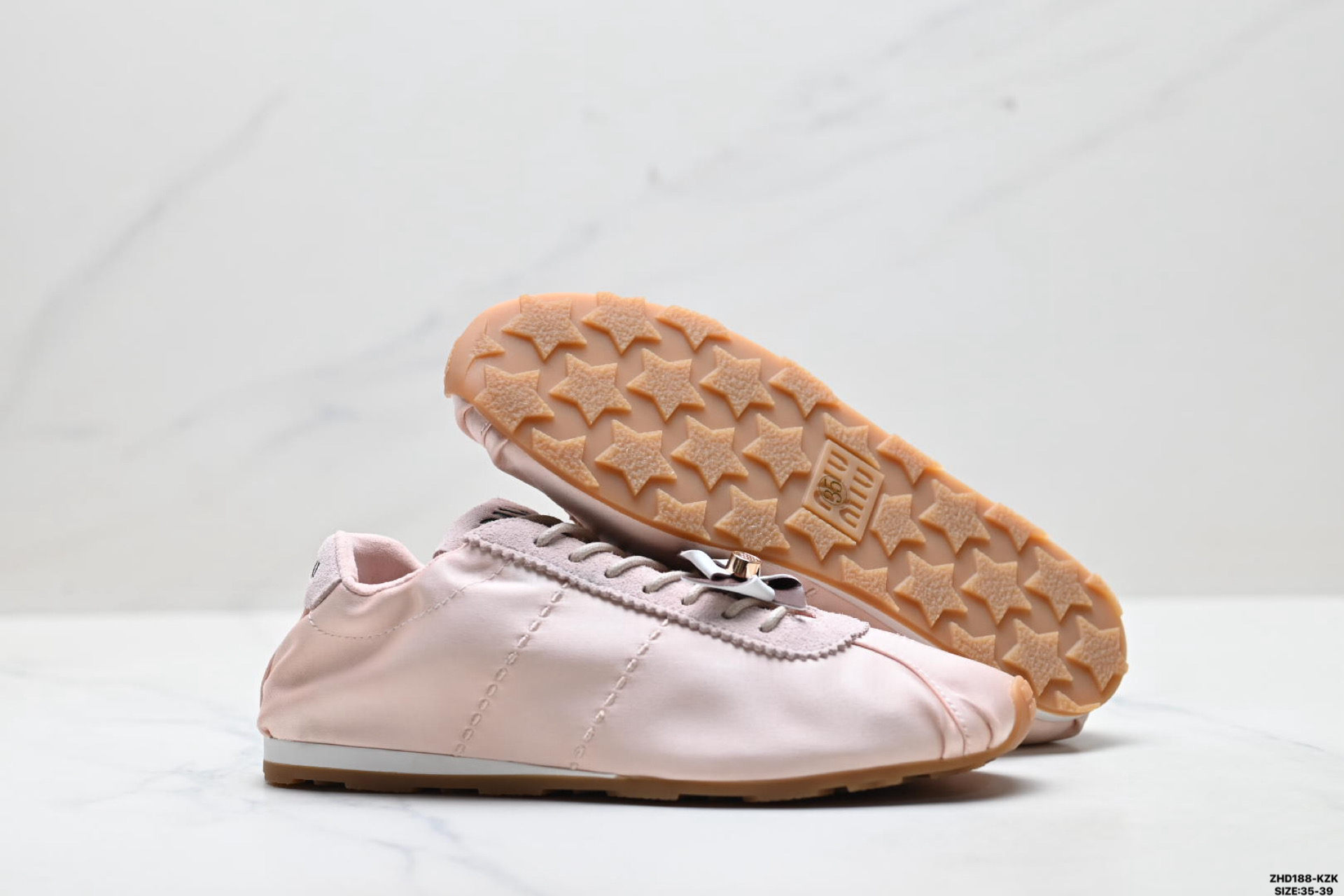 纯原MiuMiu Plume 羽毛缎面 缪缪 麂皮徽标压花 低帮芭蕾舞鞋-Top High Quatity Cheap Sneakers Fashion Clothing Clothes Bags handbags Shoes of all Brand wholesale With The best Quality And Beautiful Price from China Factory Chinese suppliers wholesaler seller 纯原MiuMiu Plume 羽毛缎面 缪缪 麂皮徽标压花 低帮芭蕾舞鞋