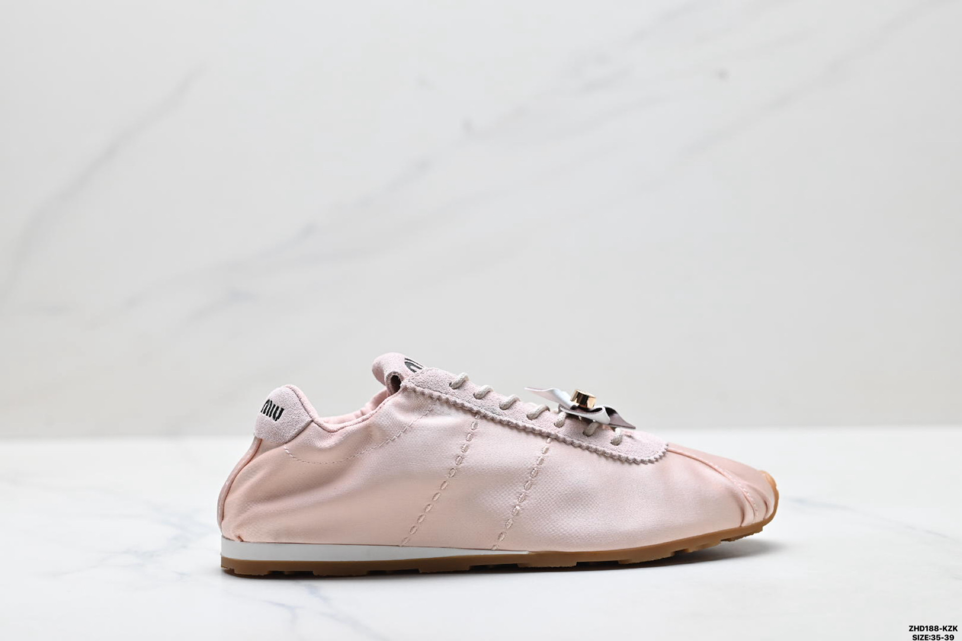 纯原MiuMiu Plume 羽毛缎面 缪缪 麂皮徽标压花 低帮芭蕾舞鞋-Top High Quatity Cheap Sneakers Fashion Clothing Clothes Bags handbags Shoes of all Brand wholesale With The best Quality And Beautiful Price from China Factory Chinese suppliers wholesaler seller 纯原MiuMiu Plume 羽毛缎面 缪缪 麂皮徽标压花 低帮芭蕾舞鞋