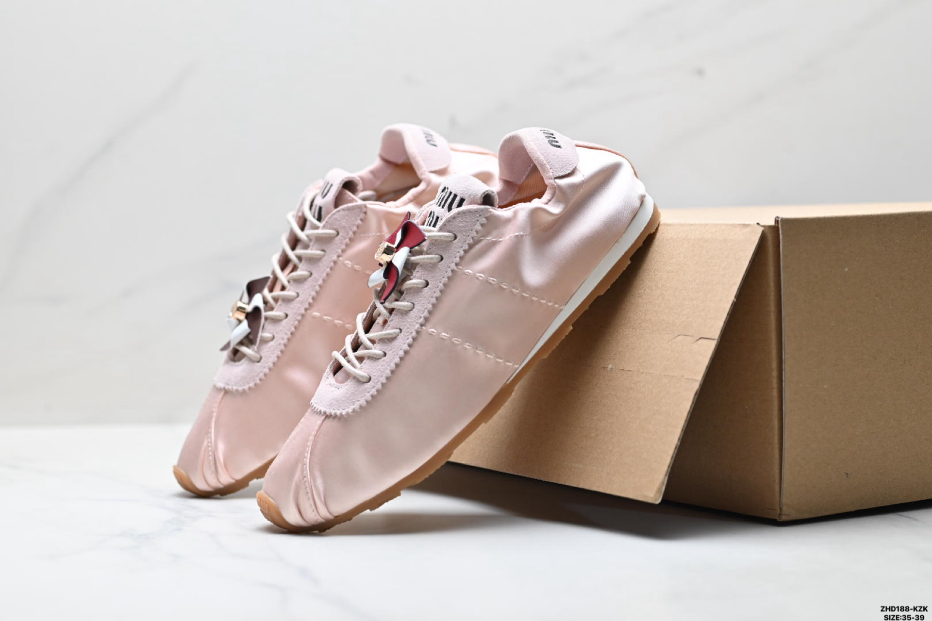 纯原MiuMiu Plume 羽毛缎面 缪缪 麂皮徽标压花 低帮芭蕾舞鞋-Top High Quatity Cheap Sneakers Fashion Clothing Clothes Bags handbags Shoes of all Brand wholesale With The best Quality And Beautiful Price from China Factory Chinese suppliers wholesaler seller 纯原MiuMiu Plume 羽毛缎面 缪缪 麂皮徽标压花 低帮芭蕾舞鞋
