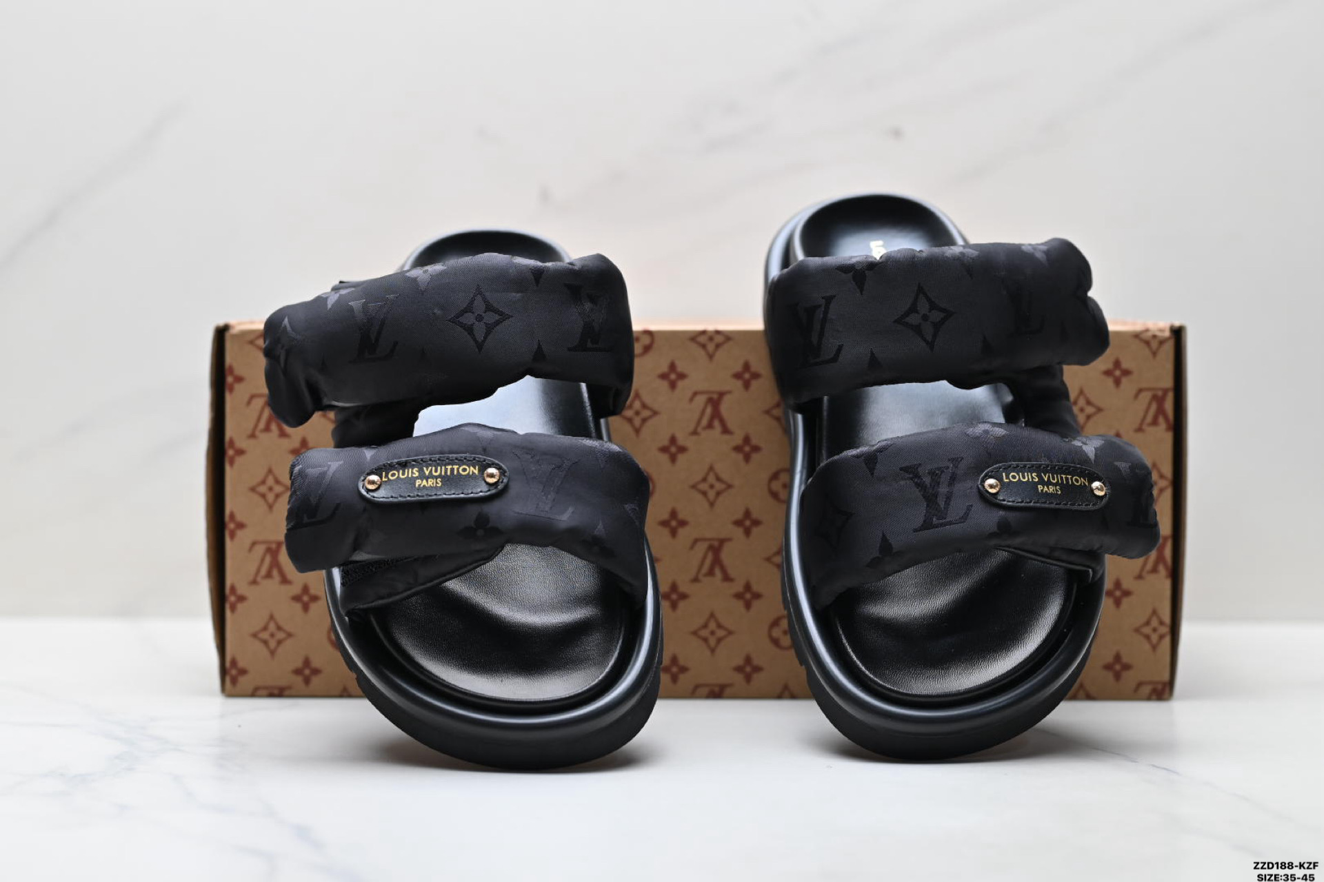 纯原Louis Vuitton Pool Pillow 路易威登 皮革 刺绣图案 露趾套脚 LV 拖鞋-Top High Quatity Cheap Sneakers Fashion Clothing Clothes Bags handbags Shoes of all Brand wholesale With The best Quality And Beautiful Price from China Factory Chinese suppliers wholesaler seller 纯原Louis Vuitton Pool Pillow 路易威登 皮革 刺绣图案 露趾套脚 LV 拖鞋