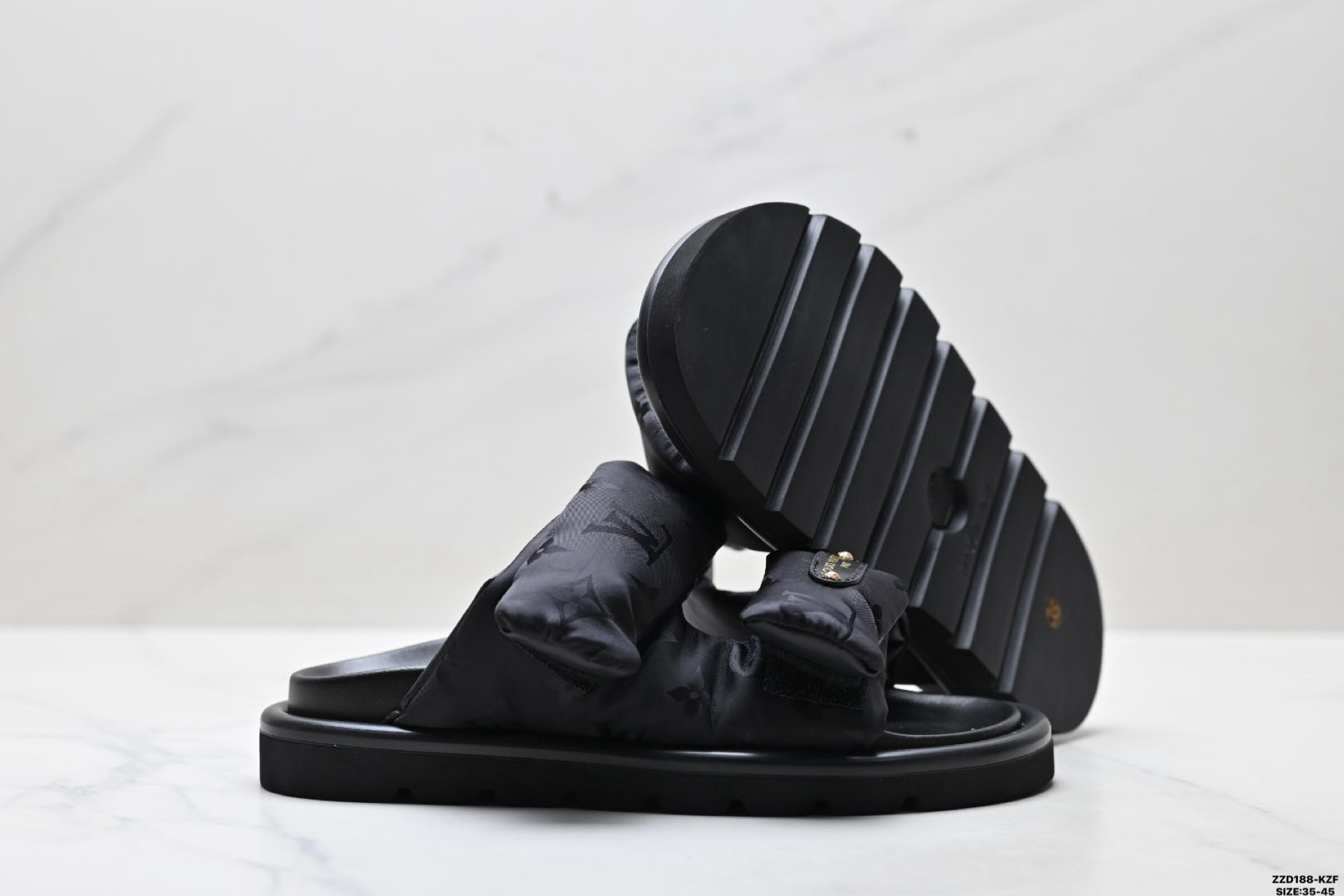 纯原Louis Vuitton Pool Pillow 路易威登 皮革 刺绣图案 露趾套脚 LV 拖鞋-Top High Quatity Cheap Sneakers Fashion Clothing Clothes Bags handbags Shoes of all Brand wholesale With The best Quality And Beautiful Price from China Factory Chinese suppliers wholesaler seller 纯原Louis Vuitton Pool Pillow 路易威登 皮革 刺绣图案 露趾套脚 LV 拖鞋