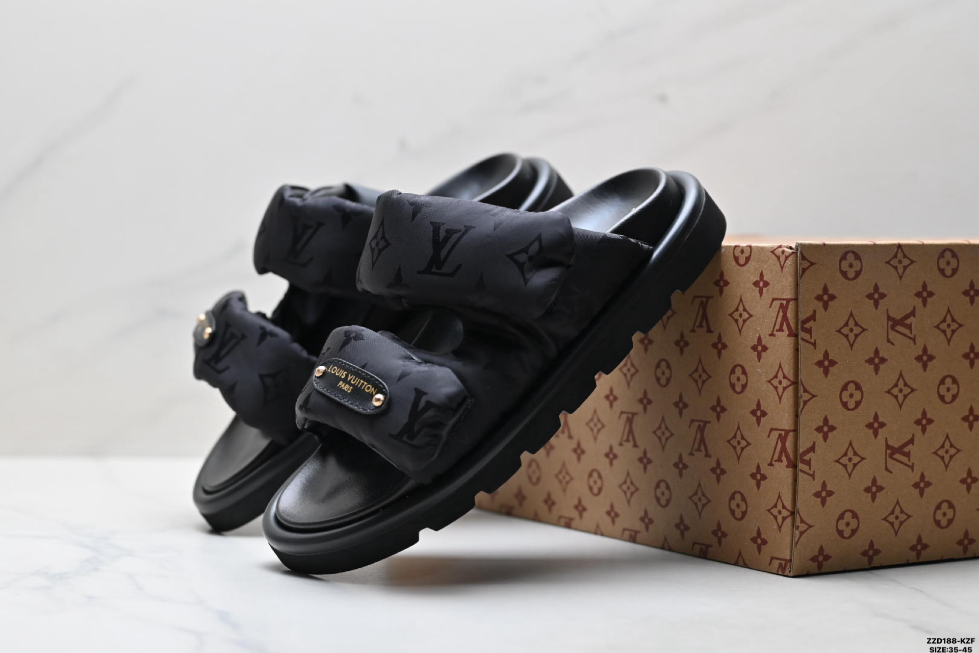 纯原Louis Vuitton Pool Pillow 路易威登 皮革 刺绣图案 露趾套脚 LV 拖鞋-Top High Quatity Cheap Sneakers Fashion Clothing Clothes Bags handbags Shoes of all Brand wholesale With The best Quality And Beautiful Price from China Factory Chinese suppliers wholesaler seller 纯原Louis Vuitton Pool Pillow 路易威登 皮革 刺绣图案 露趾套脚 LV 拖鞋