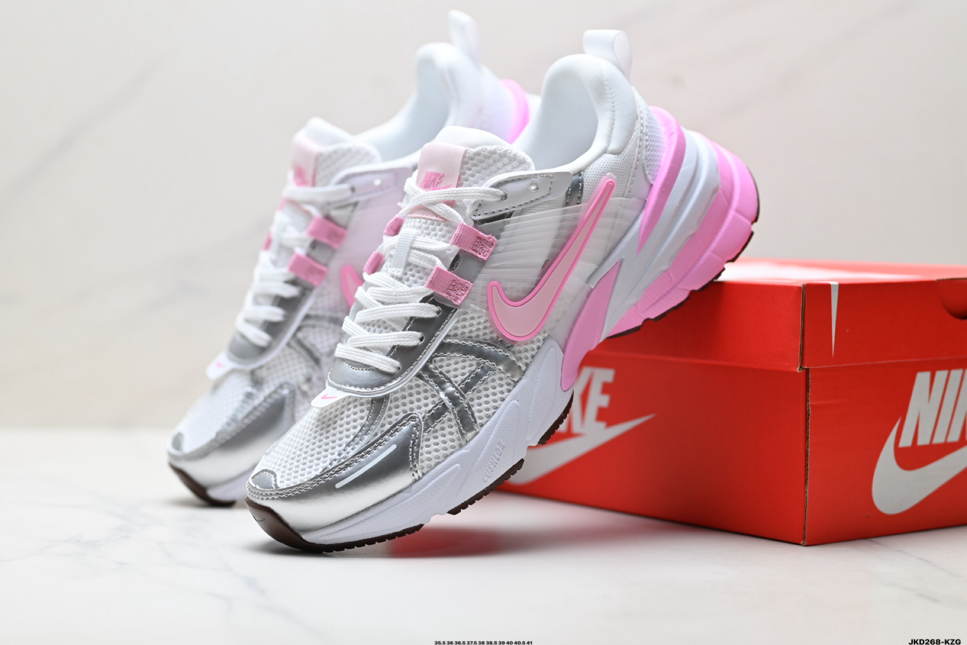 NIKE V2K RUN 复古风潮 耐克 网面透气运动鞋 灰银紧致的鞋 FD0736-117-Top High Quatity Cheap Sneakers Fashion Clothing Clothes Bags handbags Shoes of all Brand wholesale With The best Quality And Beautiful Price from China Factory Chinese suppliers wholesaler seller NIKE V2K RUN 复古风潮 耐克 网面透气运动鞋 灰银紧致的鞋 FD0736-117