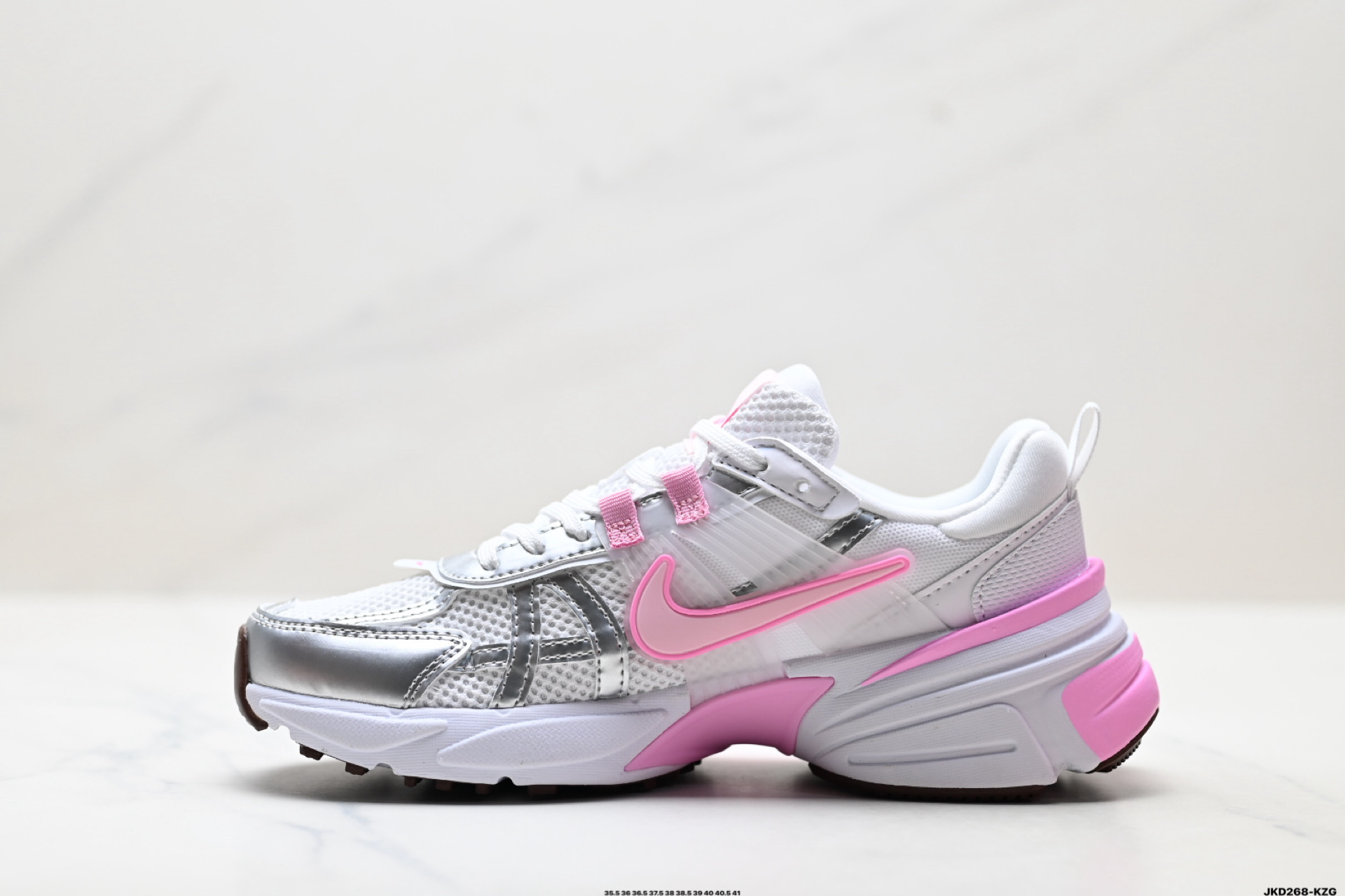NIKE V2K RUN 复古风潮 耐克 网面透气运动鞋 灰银紧致的鞋 FD0736-117-Top High Quatity Cheap Sneakers Fashion Clothing Clothes Bags handbags Shoes of all Brand wholesale With The best Quality And Beautiful Price from China Factory Chinese suppliers wholesaler seller NIKE V2K RUN 复古风潮 耐克 网面透气运动鞋 灰银紧致的鞋 FD0736-117