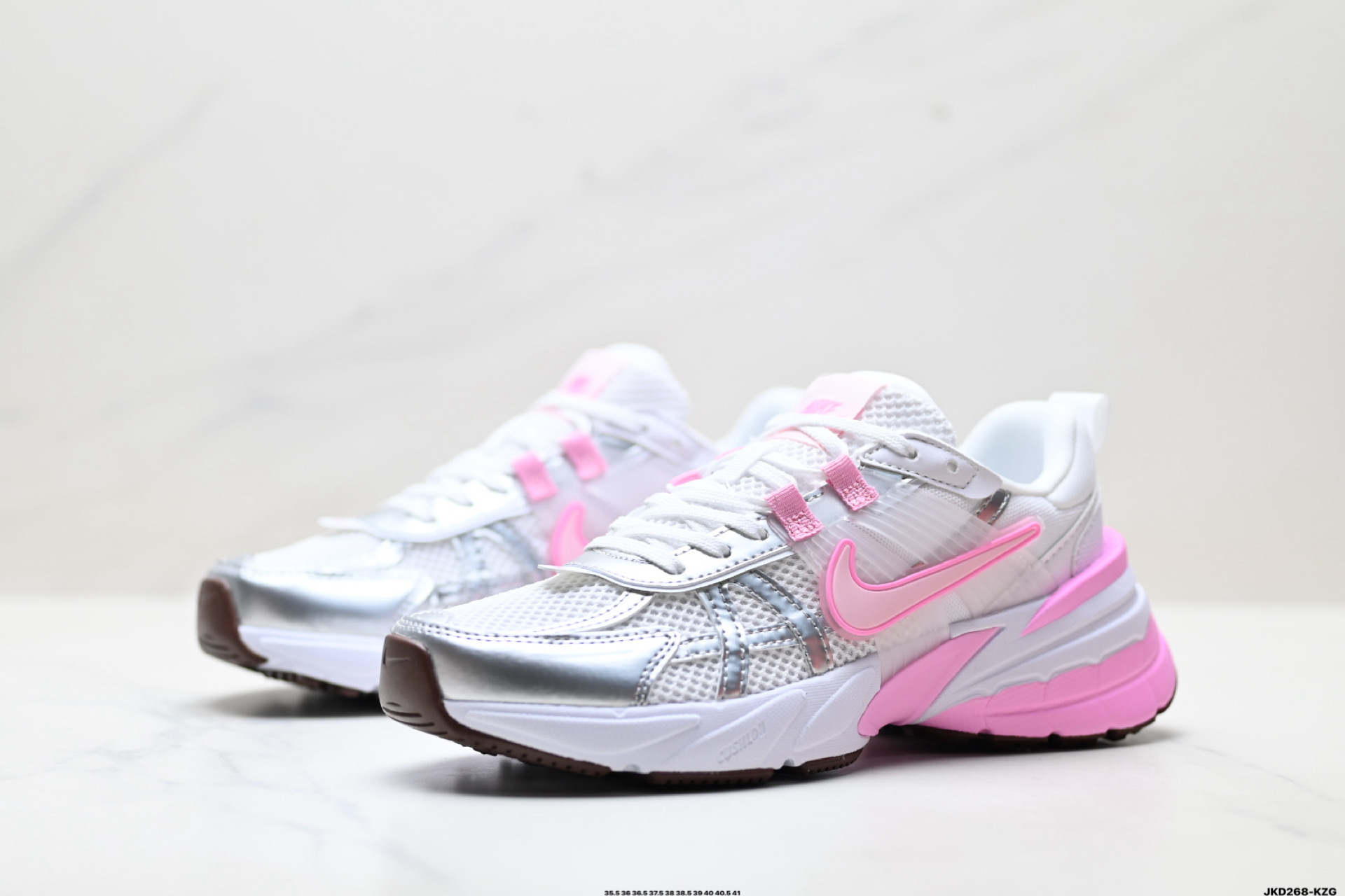 NIKE V2K RUN 复古风潮 耐克 网面透气运动鞋 灰银紧致的鞋 FD0736-117-Top High Quatity Cheap Sneakers Fashion Clothing Clothes Bags handbags Shoes of all Brand wholesale With The best Quality And Beautiful Price from China Factory Chinese suppliers wholesaler seller NIKE V2K RUN 复古风潮 耐克 网面透气运动鞋 灰银紧致的鞋 FD0736-117