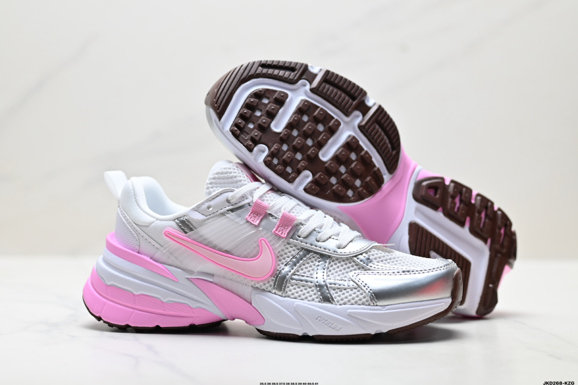 NIKE V2K RUN 复古风潮 耐克 网面透气运动鞋 灰银紧致的鞋 FD0736-117-Top High Quatity Cheap Sneakers Fashion Clothing Clothes Bags handbags Shoes of all Brand wholesale With The best Quality And Beautiful Price from China Factory Chinese suppliers wholesaler seller NIKE V2K RUN 复古风潮 耐克 网面透气运动鞋 灰银紧致的鞋 FD0736-117