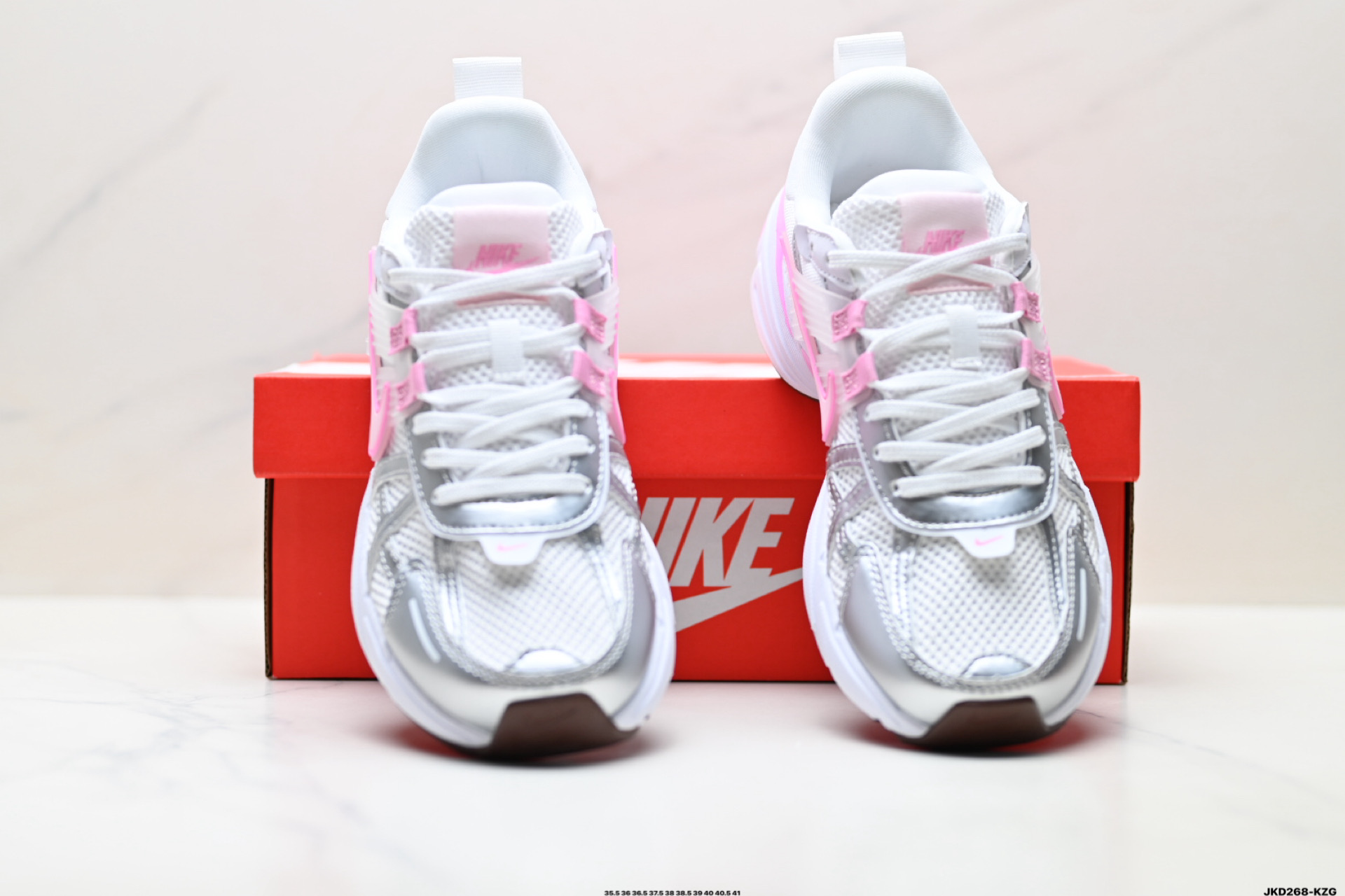 NIKE V2K RUN 复古风潮 耐克 网面透气运动鞋 灰银紧致的鞋 FD0736-117-Top High Quatity Cheap Sneakers Fashion Clothing Clothes Bags handbags Shoes of all Brand wholesale With The best Quality And Beautiful Price from China Factory Chinese suppliers wholesaler seller NIKE V2K RUN 复古风潮 耐克 网面透气运动鞋 灰银紧致的鞋 FD0736-117