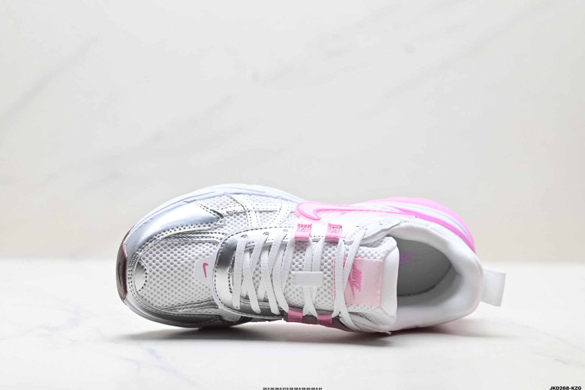 NIKE V2K RUN 复古风潮 耐克 网面透气运动鞋 灰银紧致的鞋 FD0736-117-Top High Quatity Cheap Sneakers Fashion Clothing Clothes Bags handbags Shoes of all Brand wholesale With The best Quality And Beautiful Price from China Factory Chinese suppliers wholesaler seller NIKE V2K RUN 复古风潮 耐克 网面透气运动鞋 灰银紧致的鞋 FD0736-117