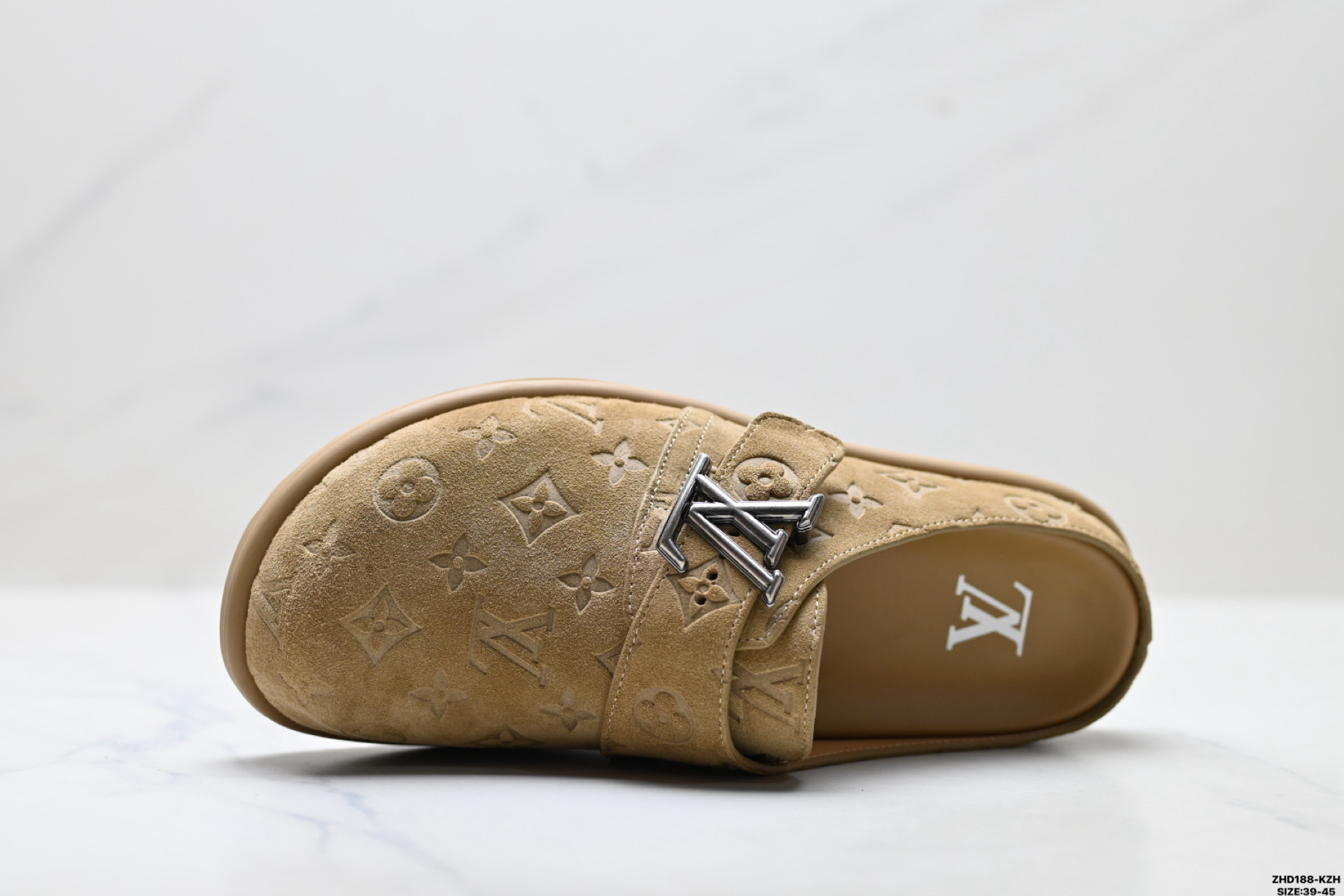 纯原Louis Vuitton Easy 路易威登 皮革 印刻图案 一脚蹬包头拖鞋-Top High Quatity Cheap Sneakers Fashion Clothing Clothes Bags handbags Shoes of all Brand wholesale With The best Quality And Beautiful Price from China Factory Chinese suppliers wholesaler seller 纯原Louis Vuitton Easy 路易威登 皮革 印刻图案 一脚蹬包头拖鞋