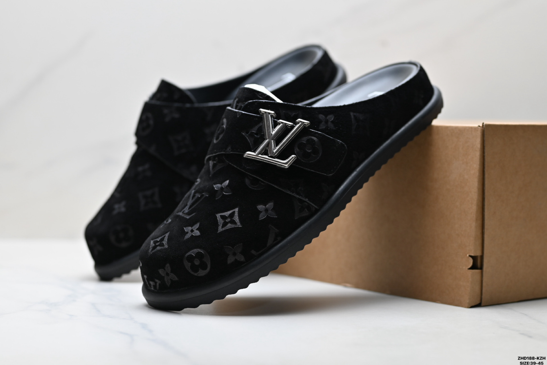 纯原Louis Vuitton Easy 路易威登 皮革 印刻图案 一脚蹬包头拖鞋-Top High Quatity Cheap Sneakers Fashion Clothing Clothes Bags handbags Shoes of all Brand wholesale With The best Quality And Beautiful Price from China Factory Chinese suppliers wholesaler seller 纯原Louis Vuitton Easy 路易威登 皮革 印刻图案 一脚蹬包头拖鞋