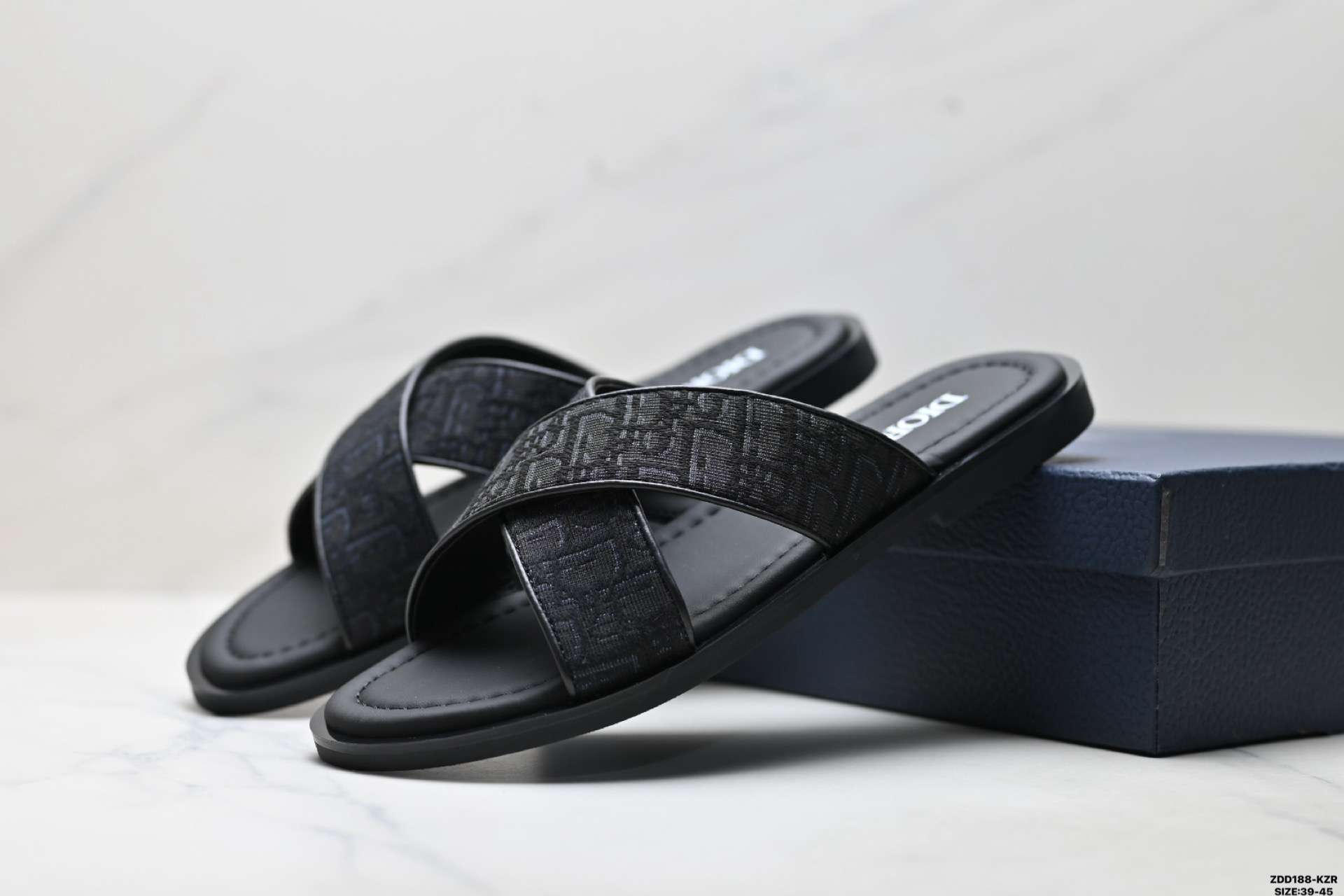 纯原DIOR迪奥 Alias Oblique 印花 一字拖鞋 致敬运动风格经典标识-Top High Quatity Cheap Sneakers Fashion Clothing Clothes Bags handbags Shoes of all Brand wholesale With The best Quality And Beautiful Price from China Factory Chinese suppliers wholesaler seller 纯原DIOR迪奥 Alias Oblique 印花 一字拖鞋 致敬运动风格经典标识