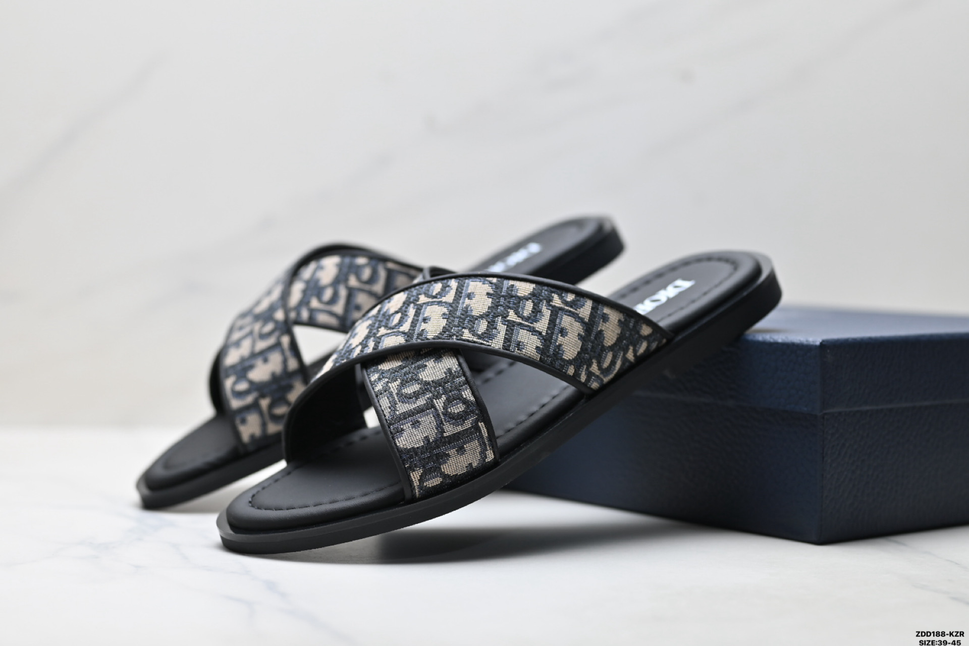 纯原DIOR迪奥 Alias Oblique 印花 一字拖鞋 致敬运动风格经典标识-Top High Quatity Cheap Sneakers Fashion Clothing Clothes Bags handbags Shoes of all Brand wholesale With The best Quality And Beautiful Price from China Factory Chinese suppliers wholesaler seller 纯原DIOR迪奥 Alias Oblique 印花 一字拖鞋 致敬运动风格经典标识