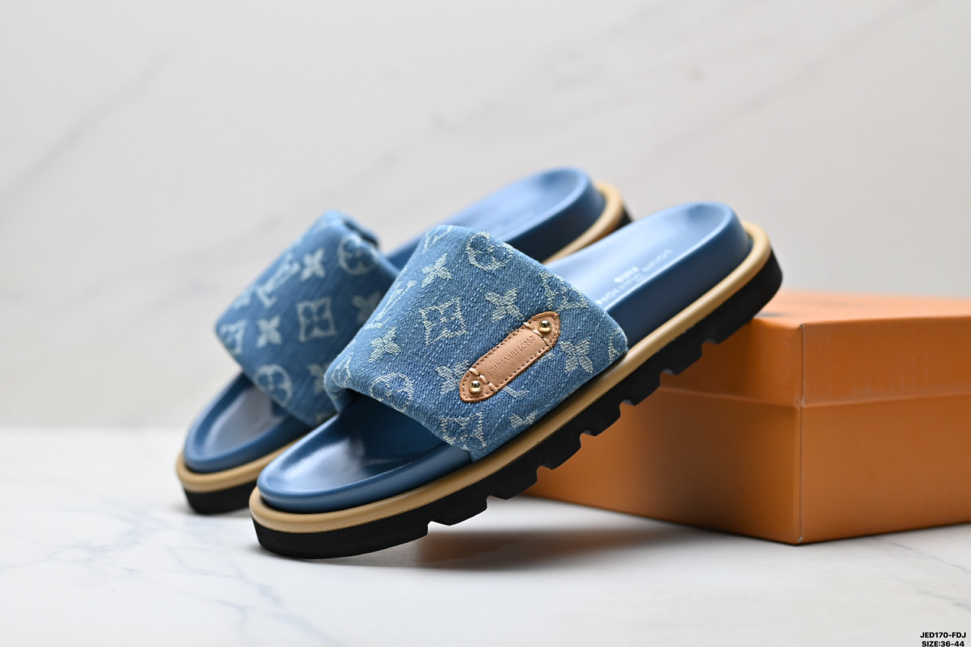Louis Vuitton Pool Pillow Comfort 路易威登 牛仔布 经典印花 露趾 一字拖鞋-Top High Quatity Cheap Sneakers Fashion Clothing Clothes Bags handbags Shoes of all Brand wholesale With The best Quality And Beautiful Price from China Factory Chinese suppliers wholesaler seller Louis Vuitton Pool Pillow Comfort 路易威登 牛仔布 经典印花 露趾 一字拖鞋