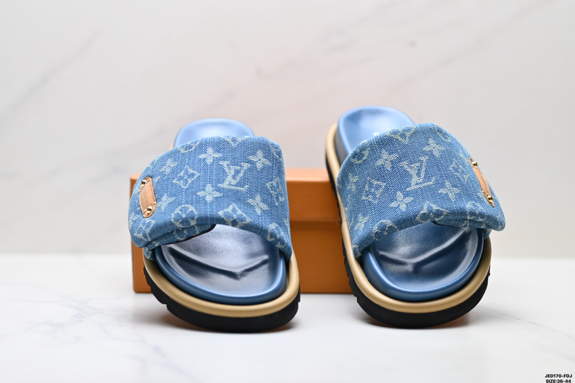 Louis Vuitton Pool Pillow Comfort 路易威登 牛仔布 经典印花 露趾 一字拖鞋-Top High Quatity Cheap Sneakers Fashion Clothing Clothes Bags handbags Shoes of all Brand wholesale With The best Quality And Beautiful Price from China Factory Chinese suppliers wholesaler seller Louis Vuitton Pool Pillow Comfort 路易威登 牛仔布 经典印花 露趾 一字拖鞋
