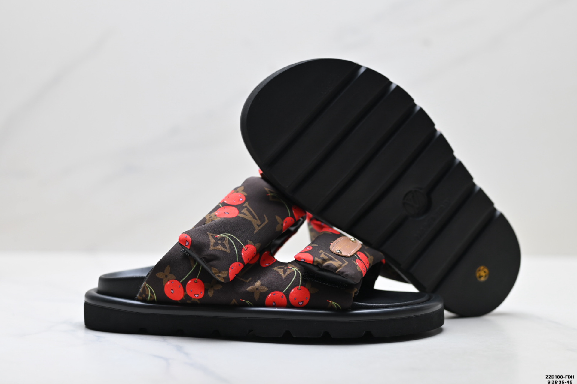 纯原Louis Vuitton Pool Pillow 路易威登 皮革 刺绣图案 露趾套脚 LV 拖鞋-Top High Quatity Cheap Sneakers Fashion Clothing Clothes Bags handbags Shoes of all Brand wholesale With The best Quality And Beautiful Price from China Factory Chinese suppliers wholesaler seller 纯原Louis Vuitton Pool Pillow 路易威登 皮革 刺绣图案 露趾套脚 LV 拖鞋