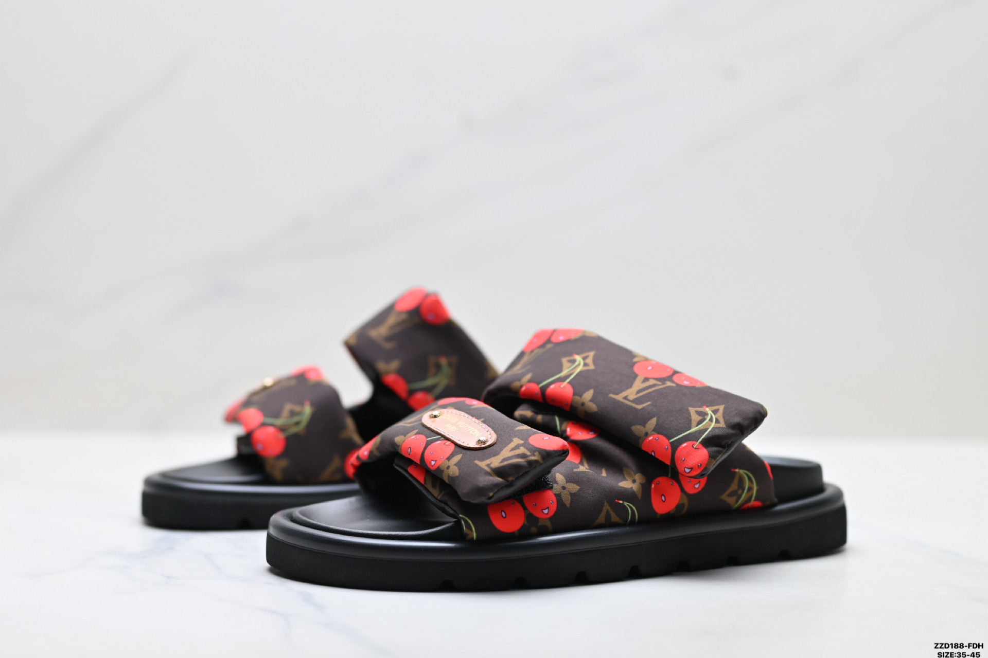 纯原Louis Vuitton Pool Pillow 路易威登 皮革 刺绣图案 露趾套脚 LV 拖鞋-Top High Quatity Cheap Sneakers Fashion Clothing Clothes Bags handbags Shoes of all Brand wholesale With The best Quality And Beautiful Price from China Factory Chinese suppliers wholesaler seller 纯原Louis Vuitton Pool Pillow 路易威登 皮革 刺绣图案 露趾套脚 LV 拖鞋