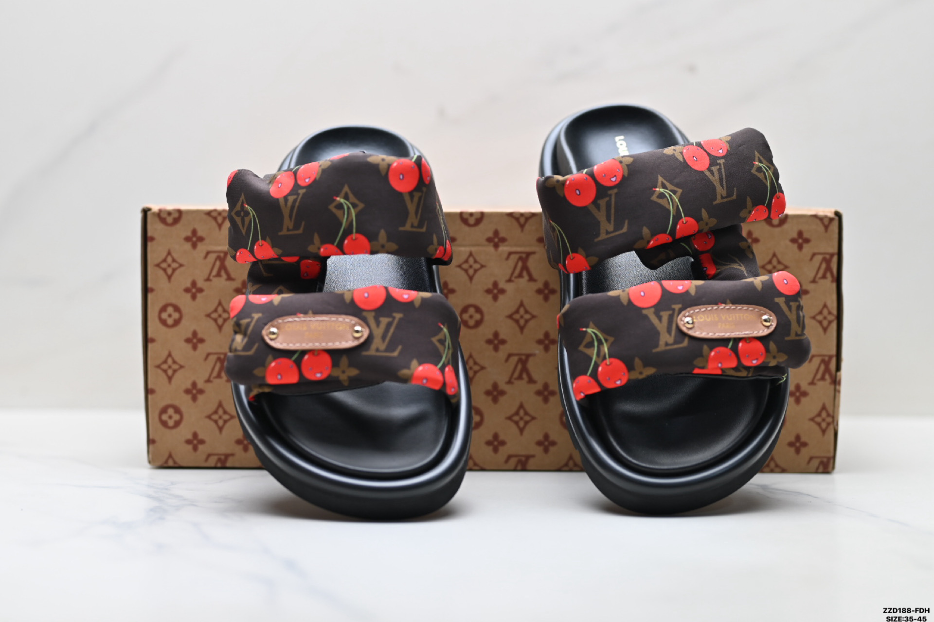 纯原Louis Vuitton Pool Pillow 路易威登 皮革 刺绣图案 露趾套脚 LV 拖鞋-Top High Quatity Cheap Sneakers Fashion Clothing Clothes Bags handbags Shoes of all Brand wholesale With The best Quality And Beautiful Price from China Factory Chinese suppliers wholesaler seller 纯原Louis Vuitton Pool Pillow 路易威登 皮革 刺绣图案 露趾套脚 LV 拖鞋