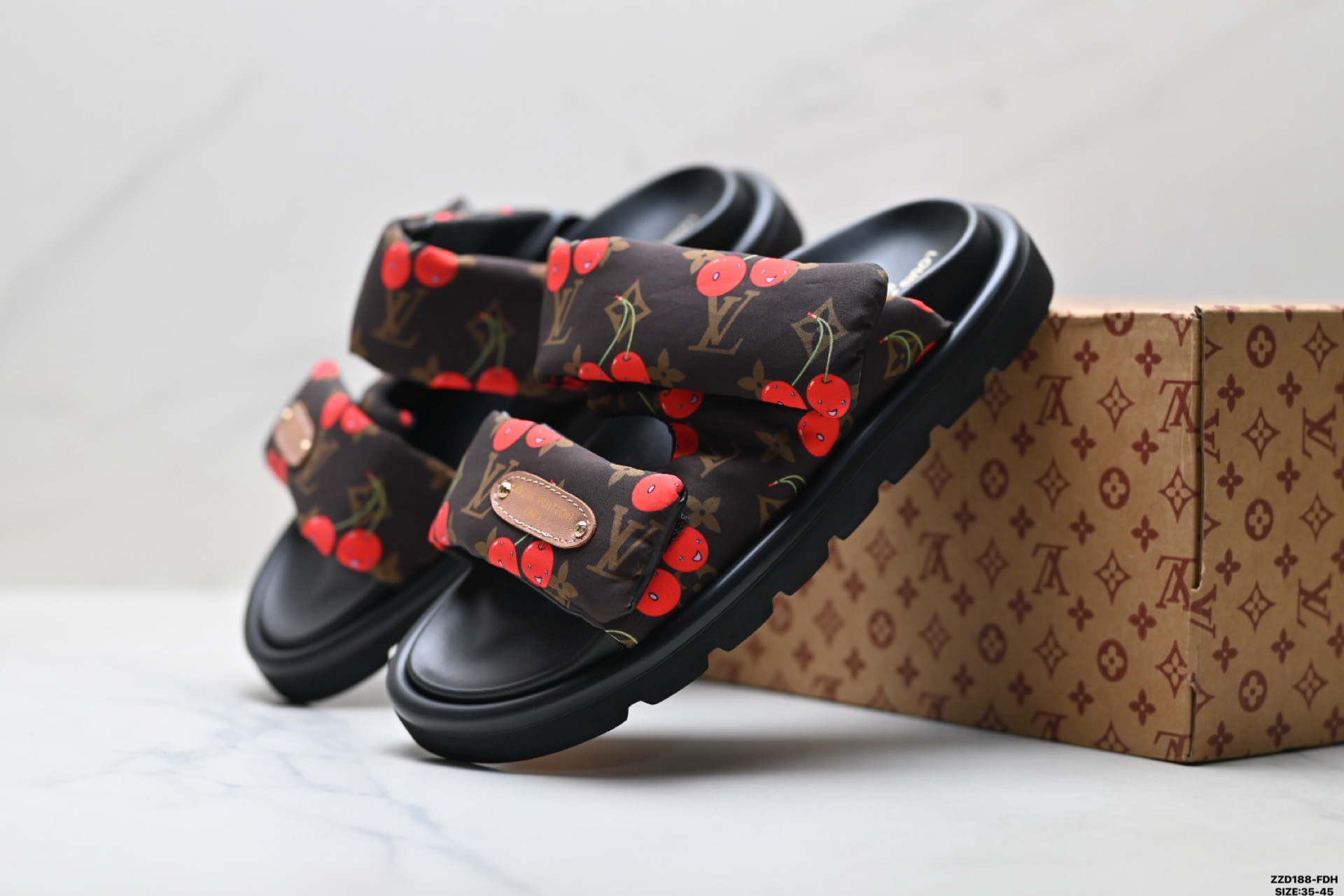 纯原Louis Vuitton Pool Pillow 路易威登 皮革 刺绣图案 露趾套脚 LV 拖鞋-Top High Quatity Cheap Sneakers Fashion Clothing Clothes Bags handbags Shoes of all Brand wholesale With The best Quality And Beautiful Price from China Factory Chinese suppliers wholesaler seller 纯原Louis Vuitton Pool Pillow 路易威登 皮革 刺绣图案 露趾套脚 LV 拖鞋