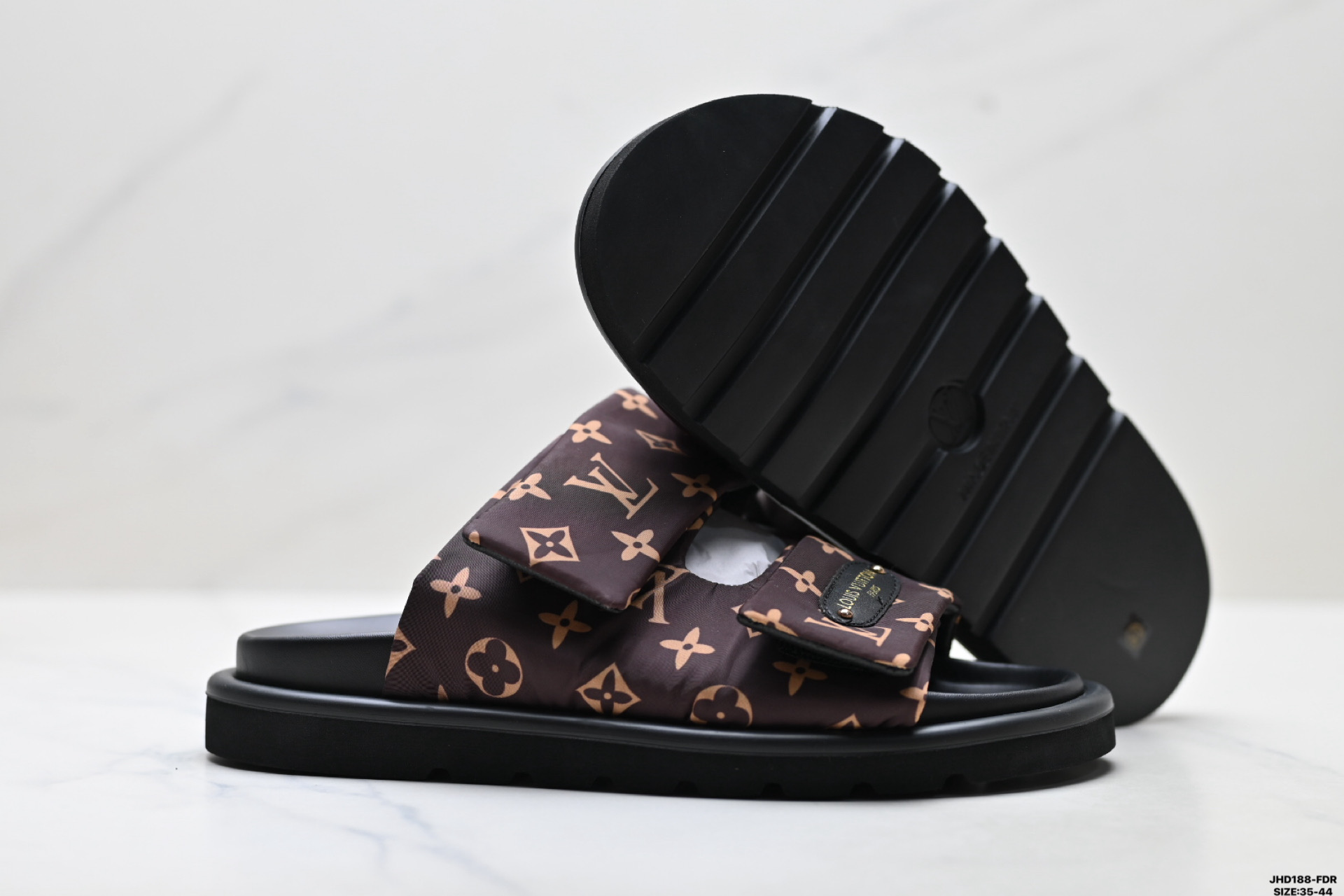 Louis Vuitton Pool Pillow 路易威登 皮革 刺绣图案 露趾套脚 LV 拖鞋-Top High Quatity Cheap Sneakers Fashion Clothing Clothes Bags handbags Shoes of all Brand wholesale With The best Quality And Beautiful Price from China Factory Chinese suppliers wholesaler seller Louis Vuitton Pool Pillow 路易威登 皮革 刺绣图案 露趾套脚 LV 拖鞋