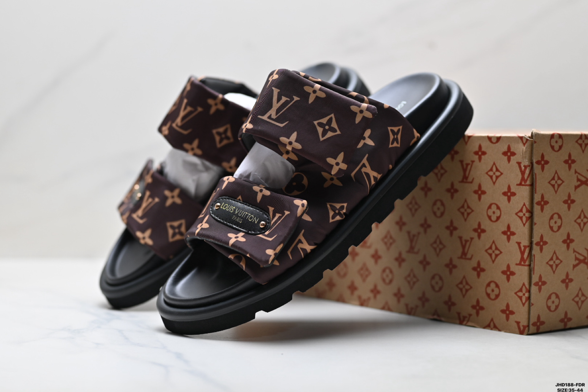 Louis Vuitton Pool Pillow 路易威登 皮革 刺绣图案 露趾套脚 LV 拖鞋-Top High Quatity Cheap Sneakers Fashion Clothing Clothes Bags handbags Shoes of all Brand wholesale With The best Quality And Beautiful Price from China Factory Chinese suppliers wholesaler seller Louis Vuitton Pool Pillow 路易威登 皮革 刺绣图案 露趾套脚 LV 拖鞋