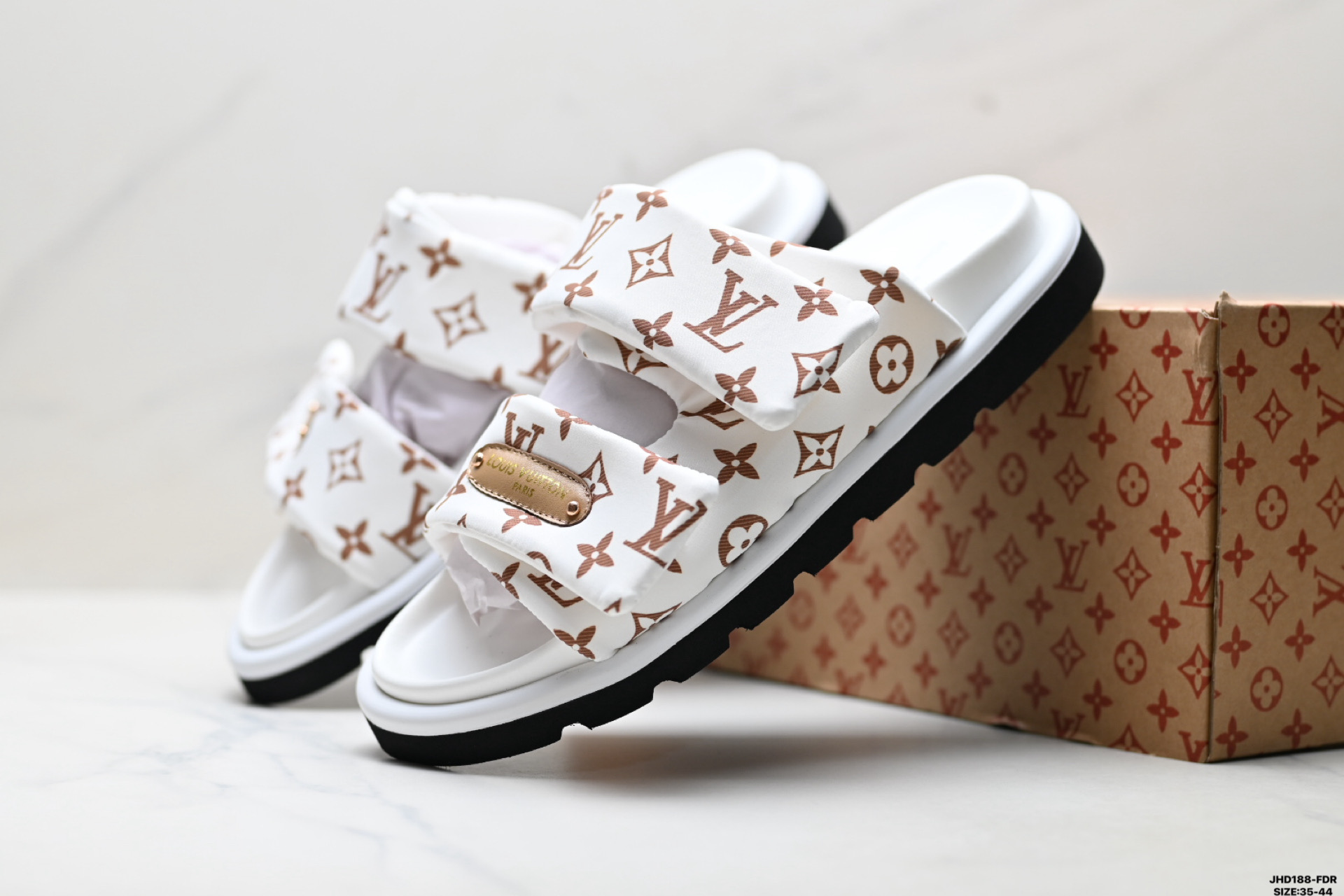 Louis Vuitton Pool Pillow 路易威登 皮革 刺绣图案 露趾套脚 LV 拖鞋-Top High Quatity Cheap Sneakers Fashion Clothing Clothes Bags handbags Shoes of all Brand wholesale With The best Quality And Beautiful Price from China Factory Chinese suppliers wholesaler seller Louis Vuitton Pool Pillow 路易威登 皮革 刺绣图案 露趾套脚 LV 拖鞋