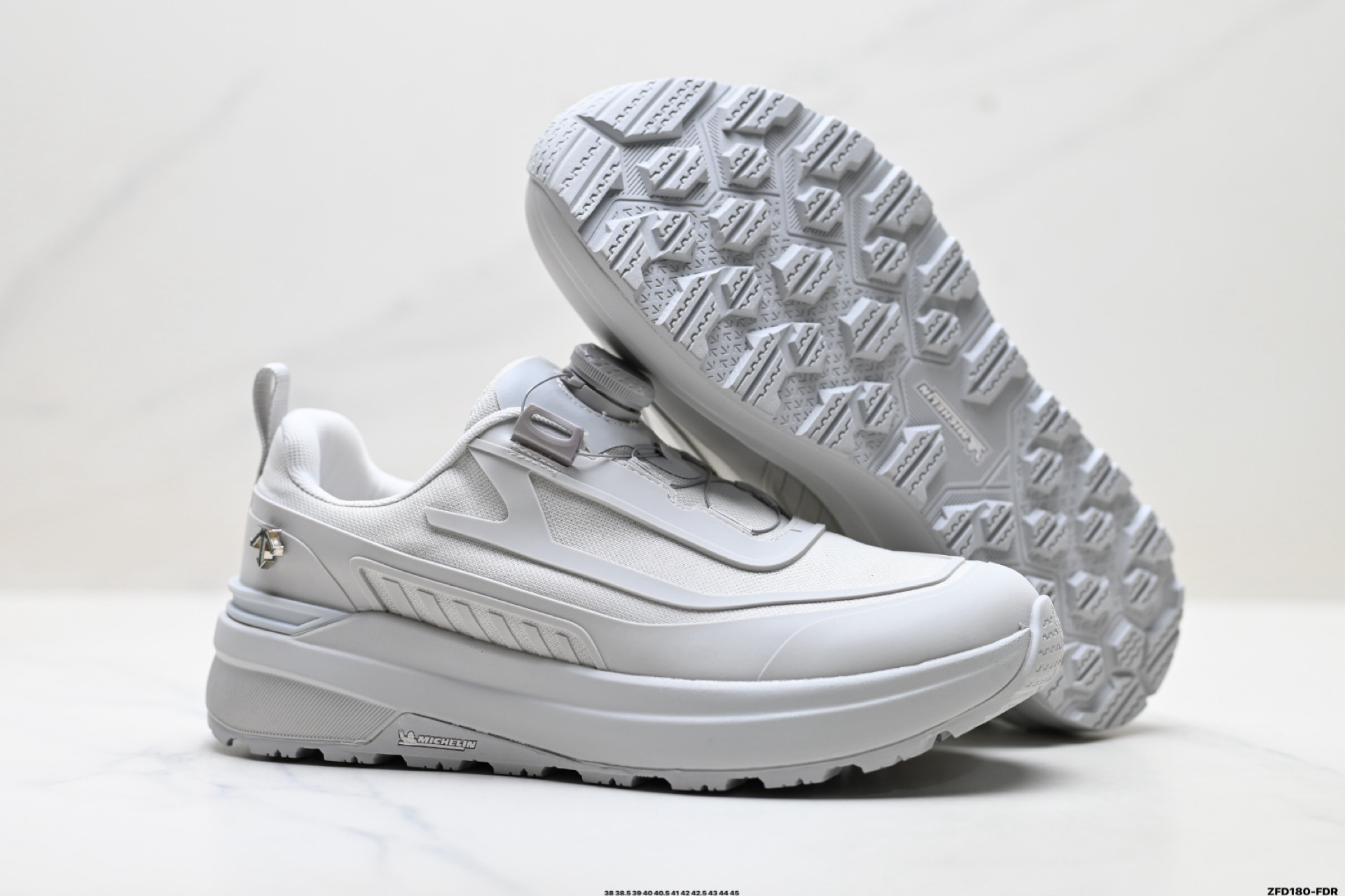 迪桑特DESCENTE DUALIS PRIME WIRE 2.0 都市通勤 GORE-TEX 时尚舒适 防滑耐磨 时尚休闲运动覆盖防水男子越野跑鞋 D6131DSN34