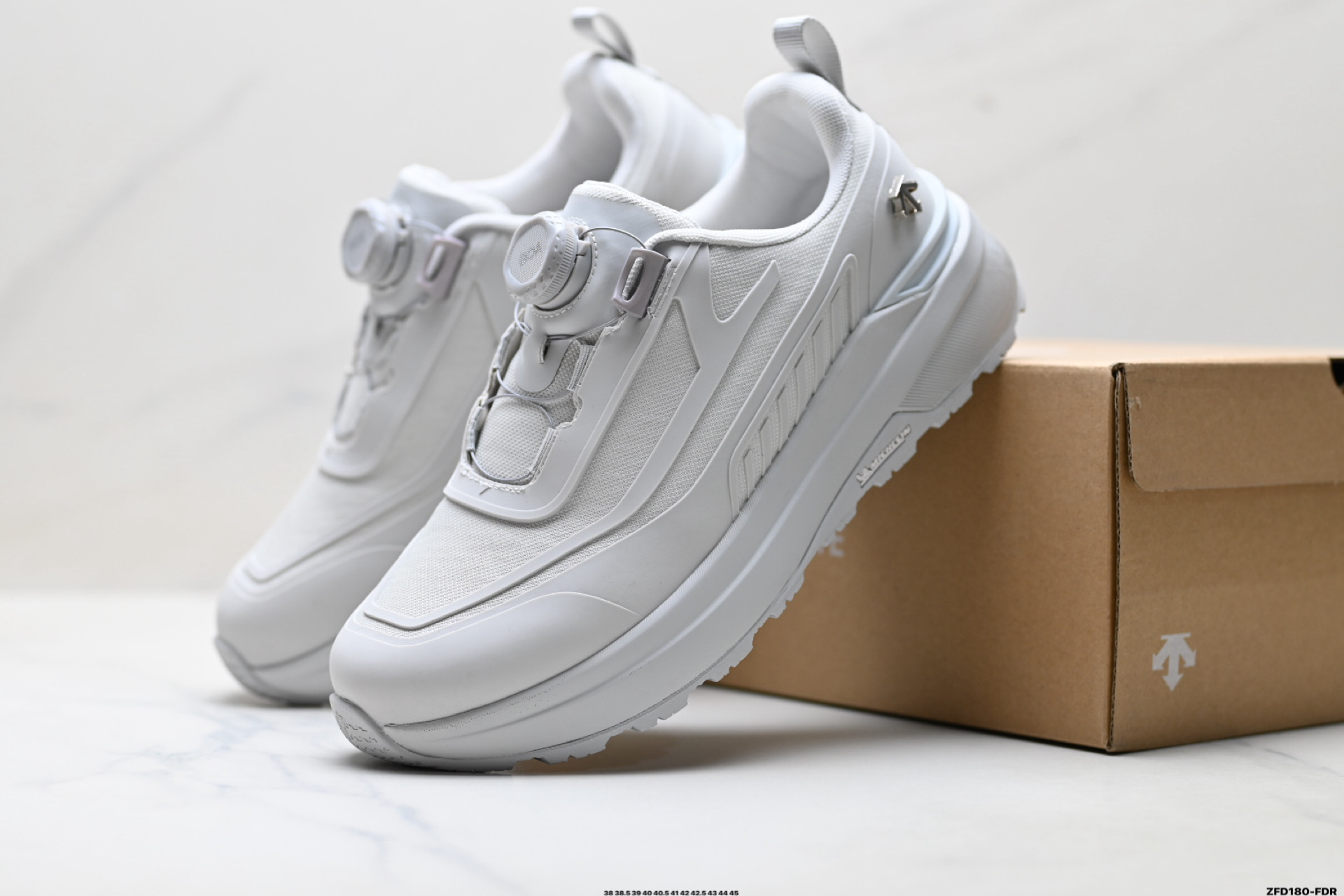 迪桑特DESCENTE DUALIS PRIME WIRE 2.0 都市通勤 GORE-TEX 时尚舒适 防滑耐磨 时尚休闲运动覆盖防水男子越野跑鞋 D6131DSN34