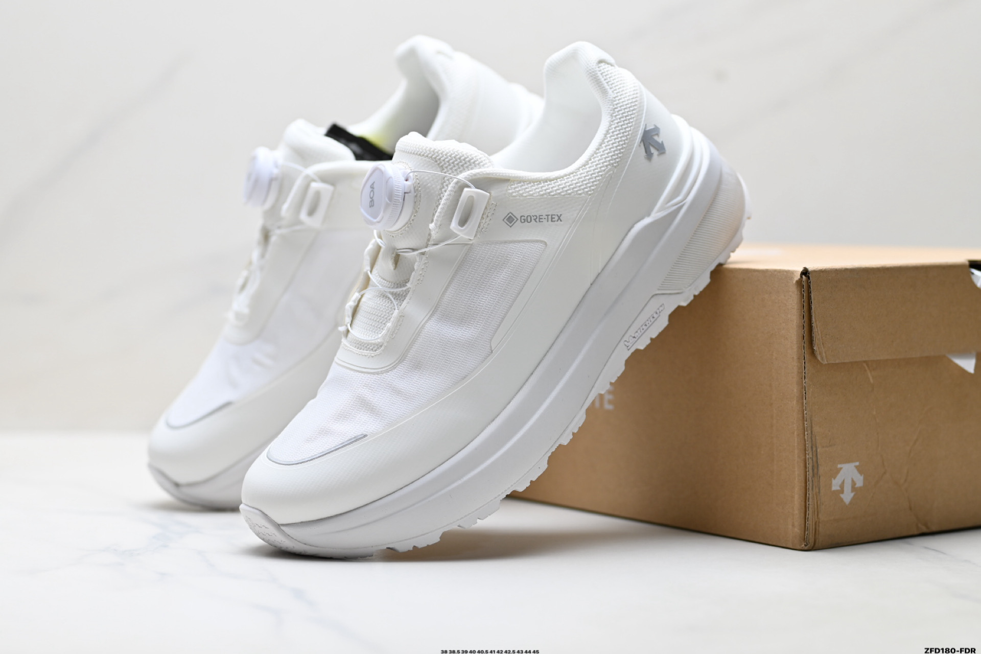迪桑特DESCENTE DUALIS PRIME WIRE 2.0 都市通勤 GORE-TEX 时尚舒适 防滑耐磨 时尚休闲运动覆盖防水男子越野跑鞋 D6131DSN34