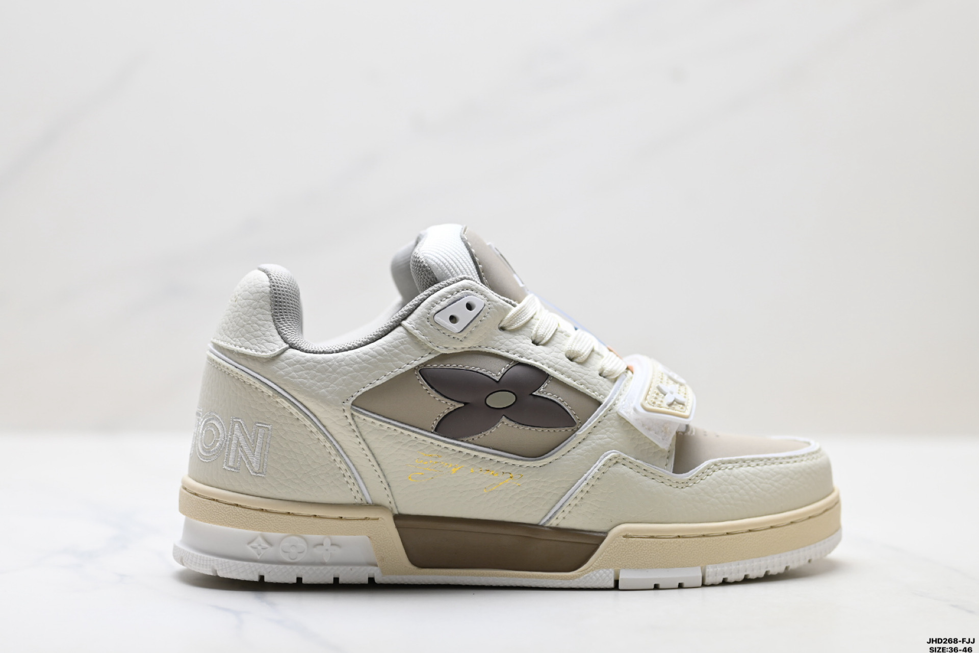 公司级✅Louis Vuitton Trainer Sneaker Low 路易威登 休闲运动文化百搭板鞋 舒适防滑底和百搭性霸屏整个时尚娱乐圈 细节调整完美主义 鞋面采用柔软皮革鞋面 独家开模大底 侧边采用3D打印标志性Logo 尽显贵族时尚气息 配带正品全套包装