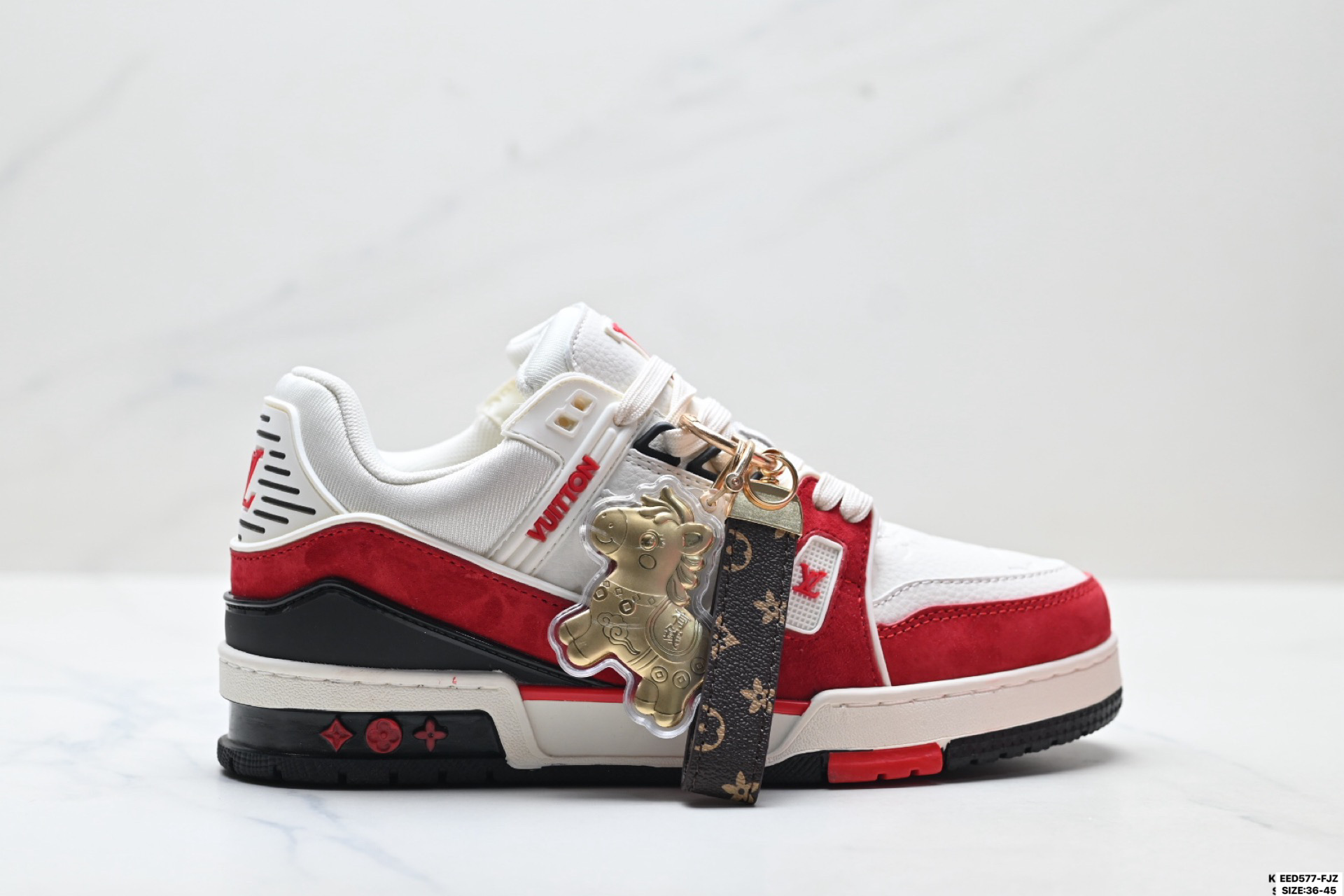 纯原✅马年限定中国红礼盒Louis vuitton Trainer Sneaker Low 路易威登 休闲运动文化百搭板鞋 舒适防滑底和百搭性霸屏整个时尚娱乐圈 细节调整完美主义 鞋面采用柔软皮革鞋面 独家开模大底 侧边采用3D打印标志性Logo 尽显贵族时尚气息 配带正品全套包装 ID:EED577-FJZ