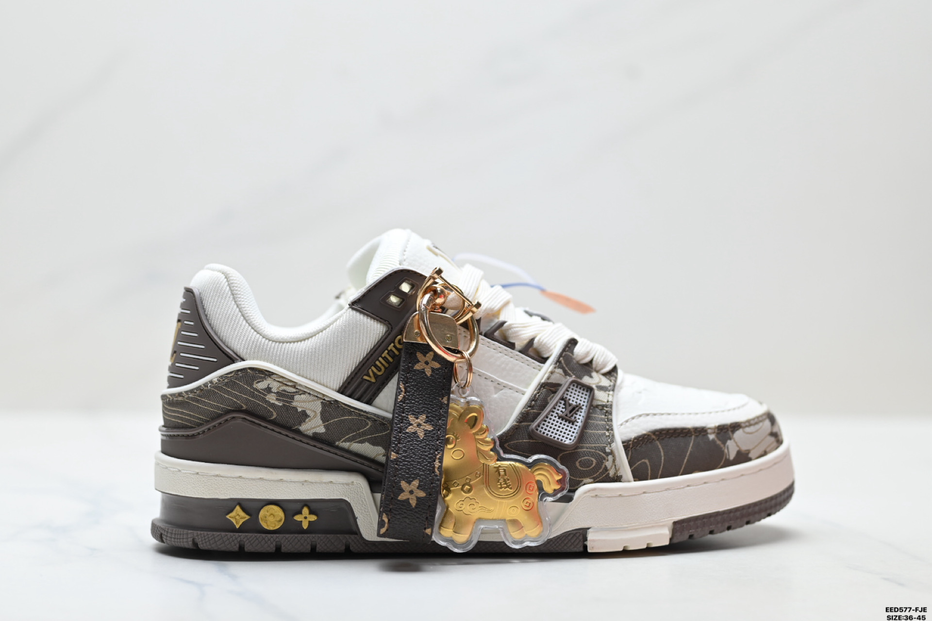 纯原✅马年限定中国红礼盒Louis vuitton Trainer Sneaker Low 路易威登 休闲运动文化百搭板鞋 舒适防滑底和百搭性霸屏整个时尚娱乐圈 细节调整完美主义 鞋面采用柔软皮革鞋面 独家开模大底 侧边采用3D打印标志性Logo 尽显贵族时尚气息 配带正品全套包装 ID:EED577-FJE
