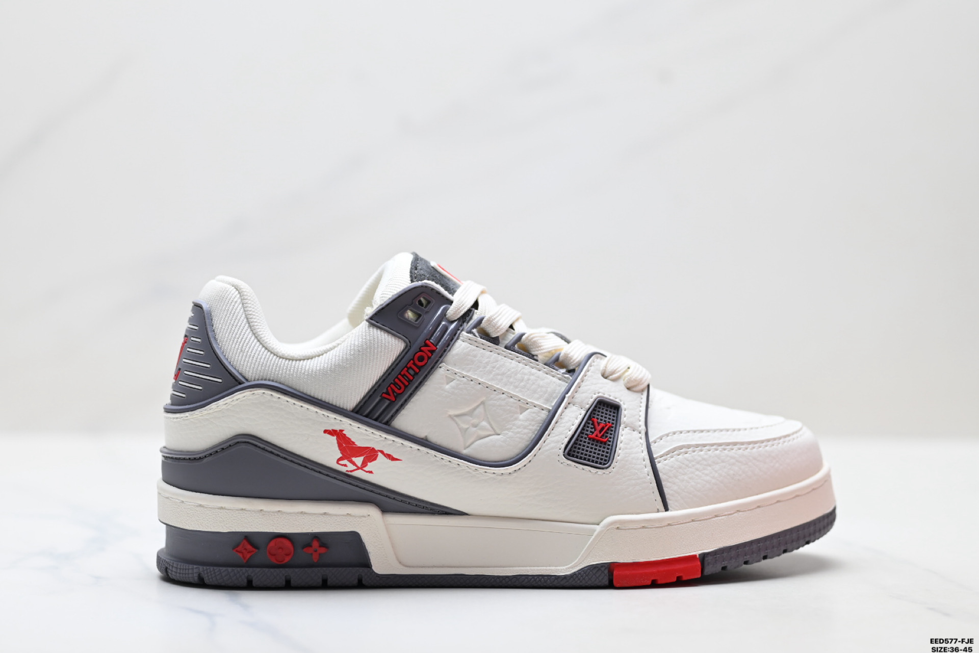 纯原✅马年限定中国红礼盒Louis vuitton Trainer Sneaker Low 路易威登 休闲运动文化百搭板鞋 舒适防滑底和百搭性霸屏整个时尚娱乐圈 细节调整完美主义 鞋面采用柔软皮革鞋面 独家开模大底 侧边采用3D打印标志性Logo 尽显贵族时尚气息 配带正品全套包装 ID:EED577-FJE