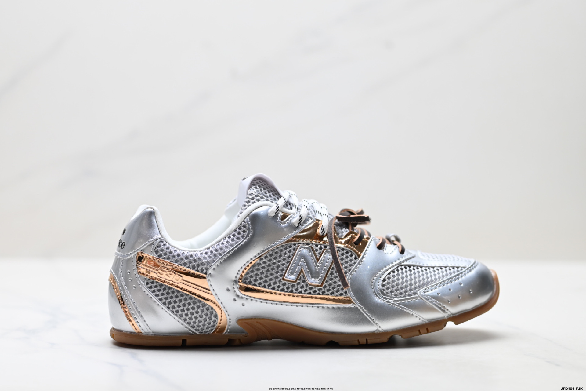 公司级✅MiuMiu x New Balance 530 SL系列新百伦 缪缪 低帮经典复古休闲运动慢跑鞋 美拉德配色打造全新跨界合作 该运动鞋采用解构和轻盈的设计 带点彷旧日的布料包覆着 New Balance 530的轮廓 刻意磨损 不均匀的皮革色调 让波鞋多了不同的个性 这款联名鞋款配有双鞋带设计 营造出随性系起的感觉 ID:JFD101-FJK