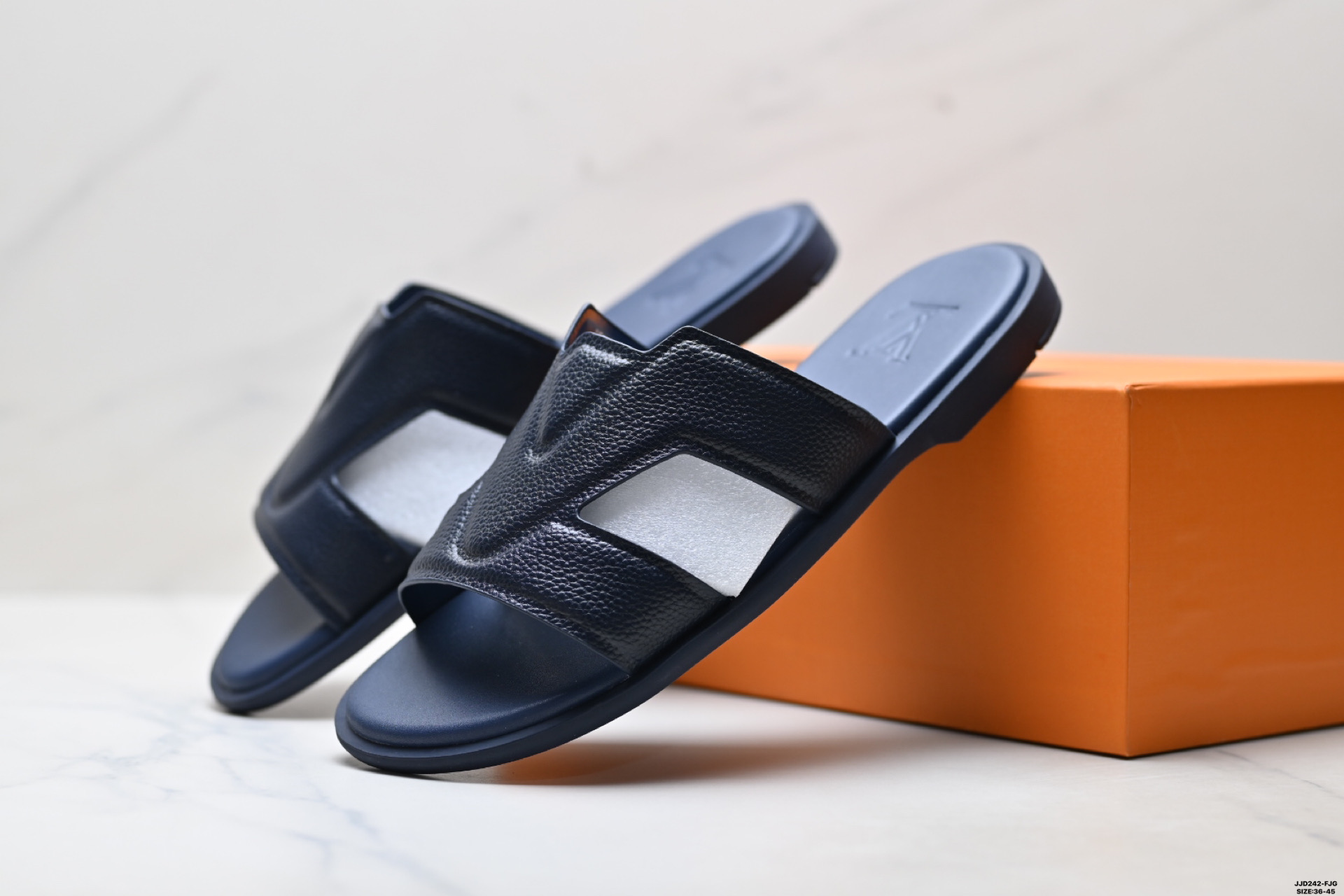 ️ 真标✅Louis Vuitton Ossis 路易威登 牛皮革 经典印花 露趾 一字拖鞋 全鞋采用进口皮革设计 私模独立开发原大底 市场独家 和原版几乎接近一致 全套专柜一致包装 ID:JJD242-FJG