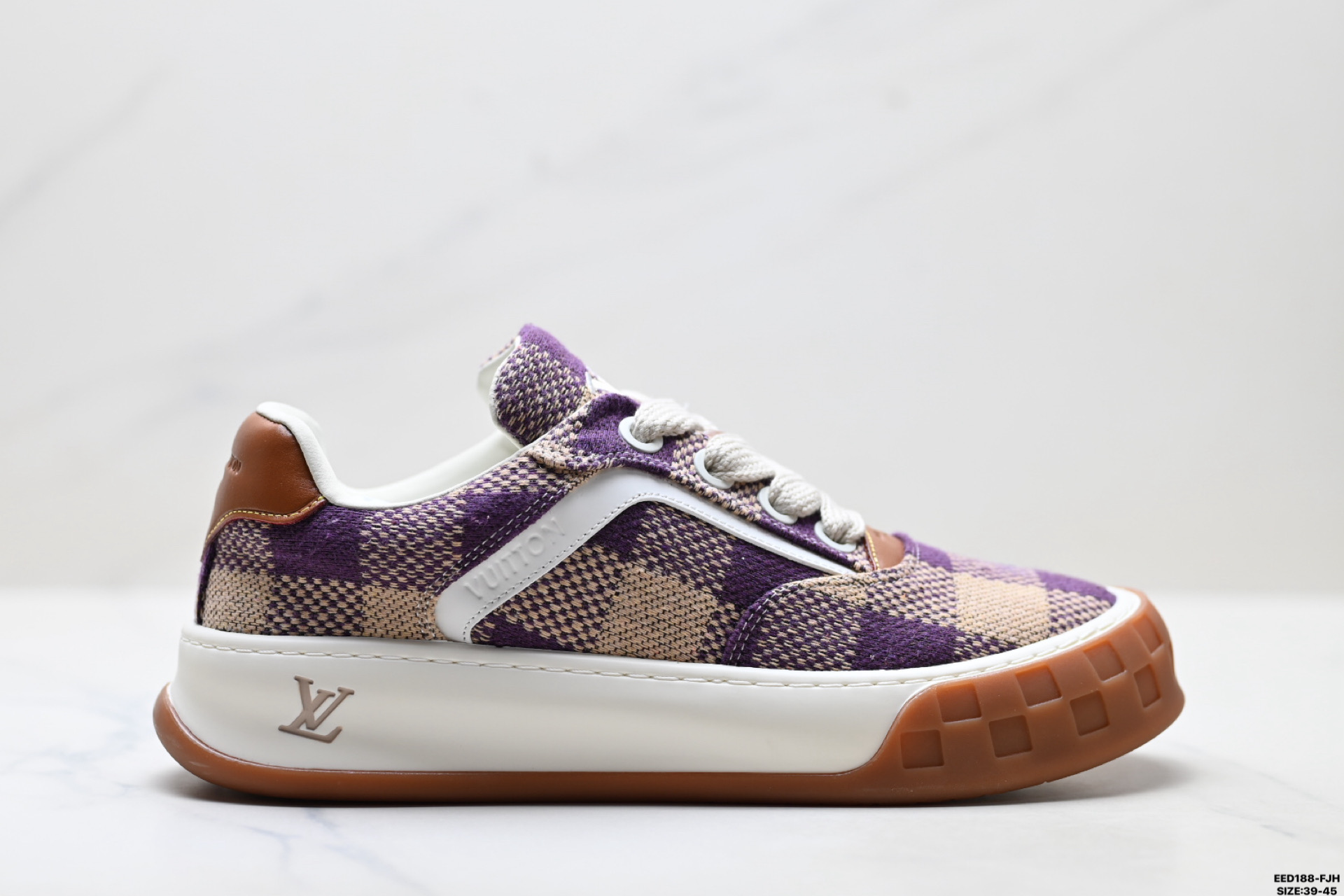 纯原✅Louis Vuitton Tilted 绒面小牛皮 路易威登 休闲运动文化百搭板鞋 广东原产 市售顶级版本 升级原楦型开发纸版 鞋型更立体更正 Monogram丹宁布鞋面 质感高级耐看 鞋垫嵌入EVA软脚感物料 回弹舒适 后跟耐弯折滴塑支撑片 稳定不塌全新开发TPR光泽组合隔色鞋底 组合TPU生胶底结构 行走稳 耐磨强 原版购入开发 厚实抽屉式礼品鞋盒 原装包装说明书 防尘布袋 附送官方快递加固牛皮纸外盒 ID:EED188-FJH