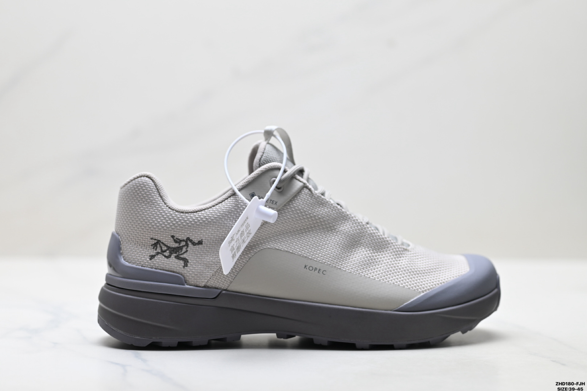 公司级✅Arcteryx始祖鸟 NORVAN KOPEC GTX 覆盖防水 低帮户外登山徒步鞋 特有的独立衬垫 穿着更合脚 带有Gore-Tex防水内衬 提供透气性和防风雨性能 同时内靴带有橡胶平底 与外靴分离后可单独作为营地鞋使用 鞋面为无缝层压拼接的4层结构 兼顾耐久和轻量 并提供足够的透气性 中底使用轻量的EVA泡沫制成 轻量柔软具有弹性 并吸收脚部作用力 Bora系列的Vibram大底通过不同模块的组合 使其具备了较好的支撑性和抓地力 在脚跟部位特别设计了Y型突起结构 稳定脚部动作 提升制动功能 适合徒步 登山等户外活动 ID:ZHD180-FJH