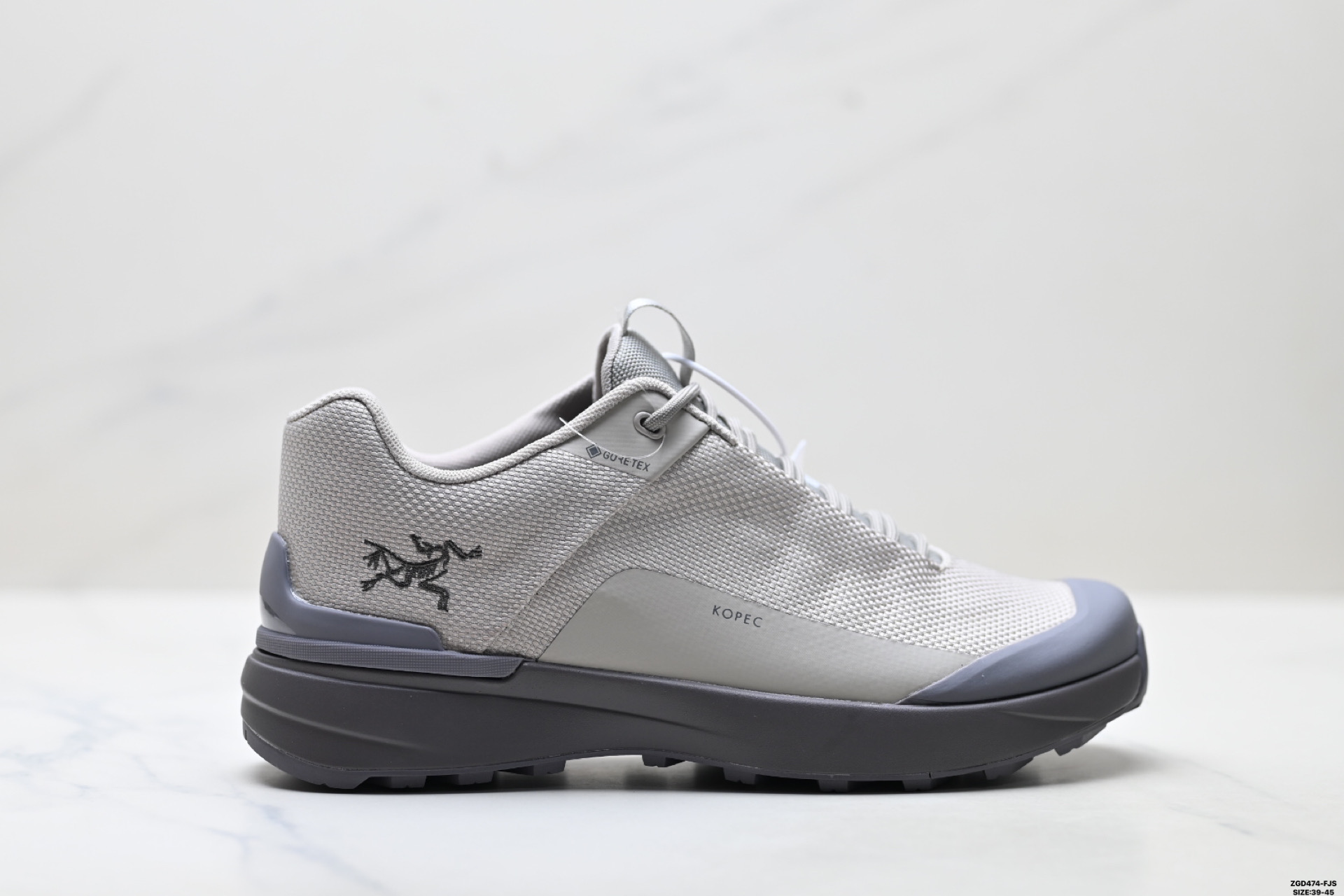 公司级✅Arcteryx始祖鸟 NORVAN KOPEC GTX 覆盖防水 低帮户外登山徒步鞋 特有的独立衬垫 穿着更合脚 带有Gore-Tex防水内衬 提供透气性和防风雨性能 同时内靴带有橡胶平底 与外靴分离后可单独作为营地鞋使用 鞋面为无缝层压拼接的4层结构 兼顾耐久和轻量 并提供足够的透气性 中底使用轻量的EVA泡沫制成 轻量柔软具有弹性 并吸收脚部作用力 Bora系列的Vibram大底通过不同模块的组合 使其具备了较好的支撑性和抓地力 在脚跟部位特别设计了Y型突起结构 稳定脚部动作 提升制动功能 适合徒步 登山等户外活动 ID:ZGD474-FJS
