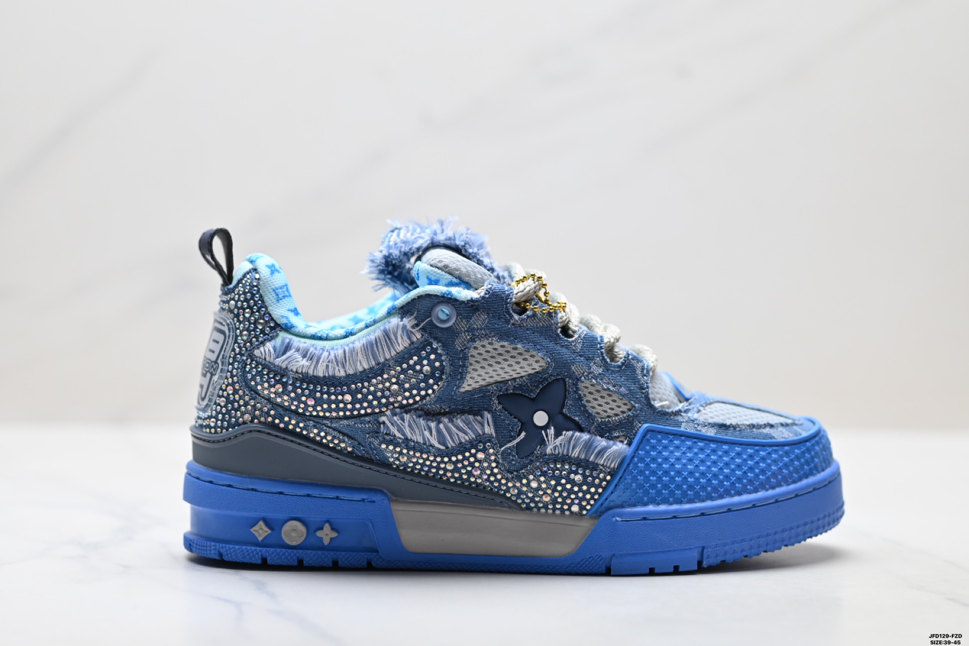 公司级✅Louis Vuitton Trainer Sneaker Low 路易威登 休闲运动文化百搭板鞋 舒适防滑底和百搭性霸屏整个时尚娱乐圈 细节调整完美主义 鞋面采用柔软皮革鞋面 独家开模大底 侧边采用3D打印标志性Logo 尽显贵族时尚气息 配带正品全套包装 ID:JFD145-FZD