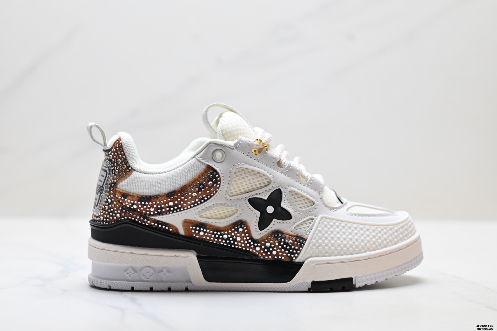 公司级✅Louis Vuitton Trainer Sneaker Low 路易威登 休闲运动文化百搭板鞋 舒适防滑底和百搭性霸屏整个时尚娱乐圈 细节调整完美主义 鞋面采用柔软皮革鞋面 独家开模大底 侧边采用3D打印标志性Logo 尽显贵族时尚气息 配带正品全套包装 ID:JFD145-FZD