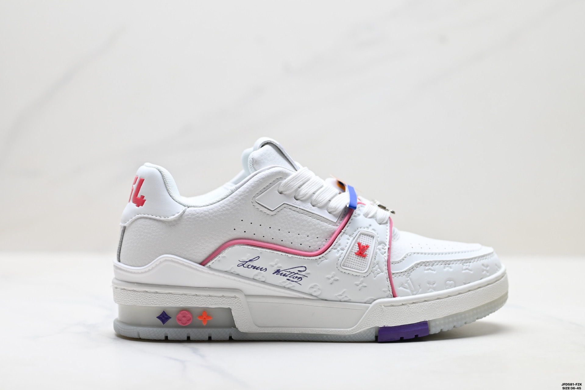 公司级✅Louis Vuitton Trainer Sneaker Low 路易威登 休闲运动文化百搭板鞋 舒适防滑底和百搭性霸屏整个时尚娱乐圈 细节调整完美主义 鞋面采用柔软皮革鞋面 独家开模大底 侧边采用3D打印标志性Logo 尽显贵族时尚气息 配带正品全套包装 ID:JFD581-FZK