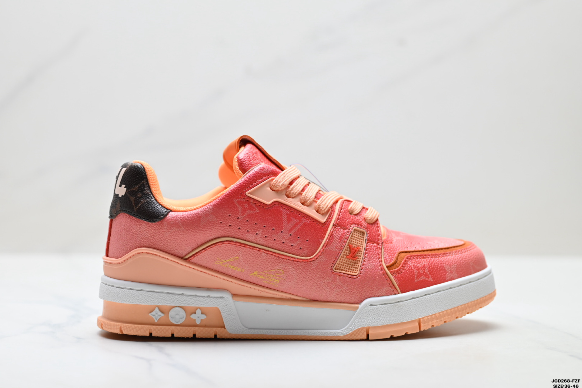 公司级✅Louis Vuitton Trainer Sneaker Low 路易威登 休闲运动文化百搭板鞋 舒适防滑底和百搭性霸屏整个时尚娱乐圈 细节调整完美主义 鞋面采用柔软皮革鞋面 独家开模大底 侧边采用3D打印标志性Logo 尽显贵族时尚气息 配带正品全套包装 ID:JGD268-FZF
