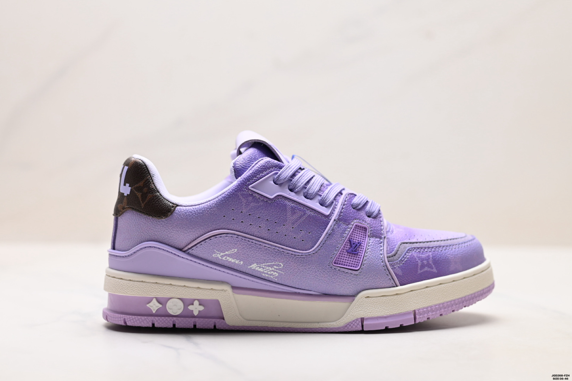 公司级✅Louis Vuitton Trainer Sneaker Low 路易威登 休闲运动文化百搭板鞋 舒适防滑底和百搭性霸屏整个时尚娱乐圈 细节调整完美主义 鞋面采用柔软皮革鞋面 独家开模大底 侧边采用3D打印标志性Logo 尽显贵族时尚气息 配带正品全套包装 ID:JGD268-FZH