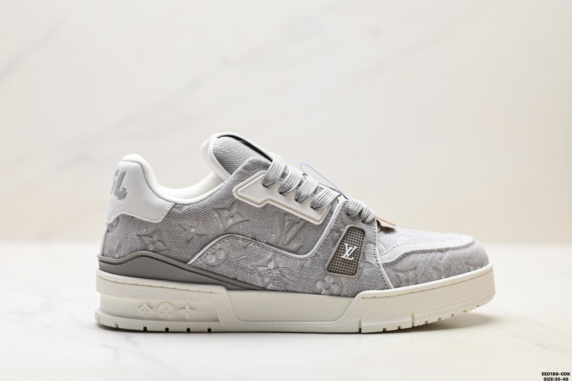 纯原✅Louis Vuitton Trainer Sneaker Low 路易威登 高奢休闲运动文化百搭板鞋 芯片配置 挂饰NFC芯片秒进官网 同步正品官网空胶工艺 结构逻辑一致 正确胶片断点式设计 细节克制到位 中底油印字母比例按原版还原 独家定制压纹麂皮 用料细腻耐看 原版开模TPU 大底伞脚感与质感取向偏原版 代购指定高端版本 全新升级双盒礼盒 全套配件齐全 舒适防滑底和百搭性霸屏整个时尚娱乐圈 细节调整完美主义 鞋面采用柔软皮革鞋面 独家开模大底 侧边采用3D打印标志性Logo 尽显贵族时尚气息 配带正品全套包装 ID:EED188-GDK