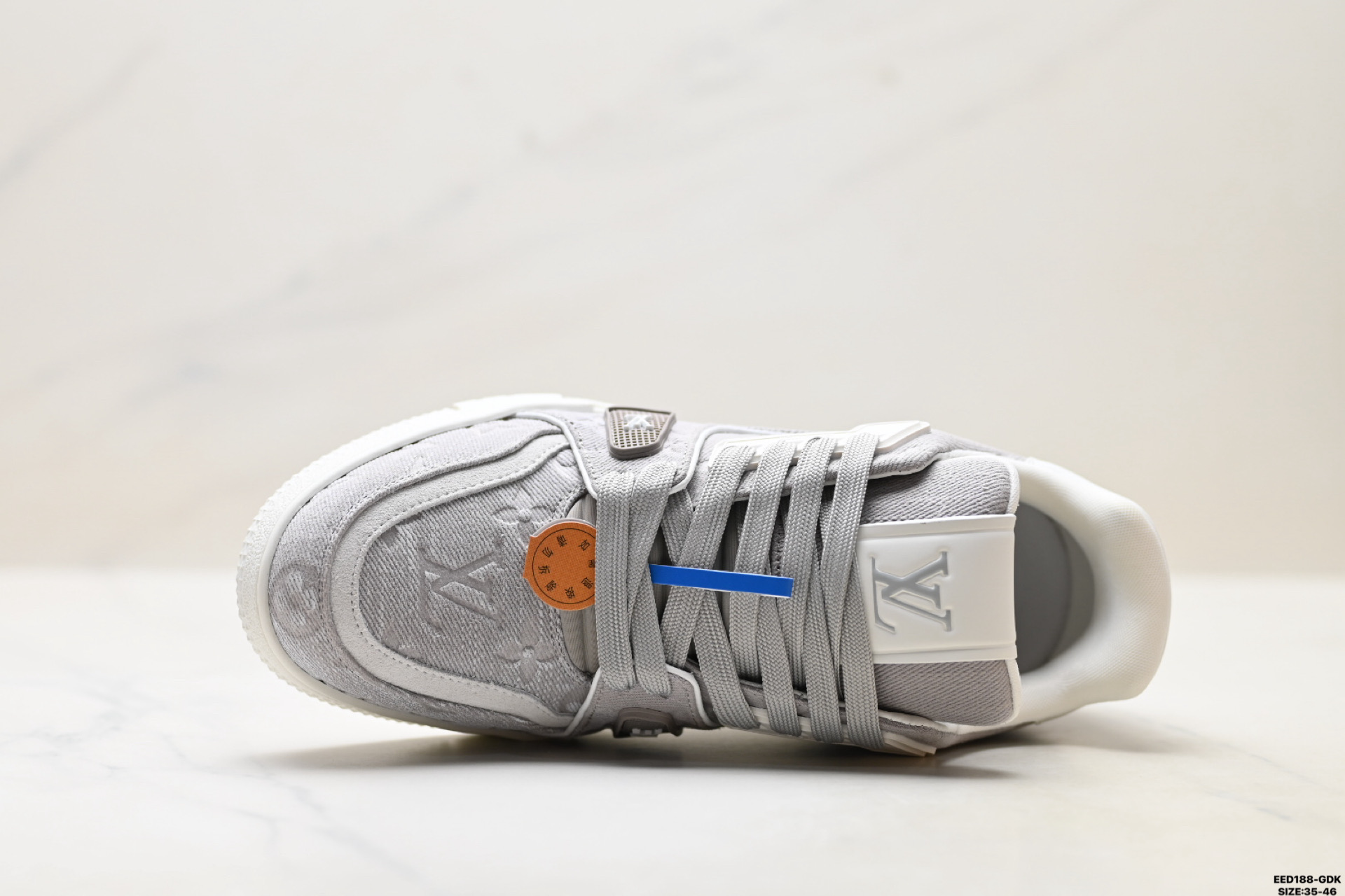 纯原✅Louis Vuitton Trainer Sneaker Low 路易威登 高奢休闲运动文化百搭板鞋 芯片配置 挂饰NFC芯片秒进官网 同步正品官网空胶工艺 结构逻辑一致 正确胶片断点式设计 细节克制到位 中底油印字母比例按原版还原 独家定制压纹麂皮 用料细腻耐看 原版开模TPU 大底伞脚感与质感取向偏原版 代购指定高端版本 全新升级双盒礼盒 全套配件齐全 舒适防滑底和百搭性霸屏整个时尚娱乐圈 细节调整完美主义 鞋面采用柔软皮革鞋面 独家开模大底 侧边采用3D打印标志性Logo 尽显贵族时尚气息 配带正品全套包装 ID:EED188-GDK