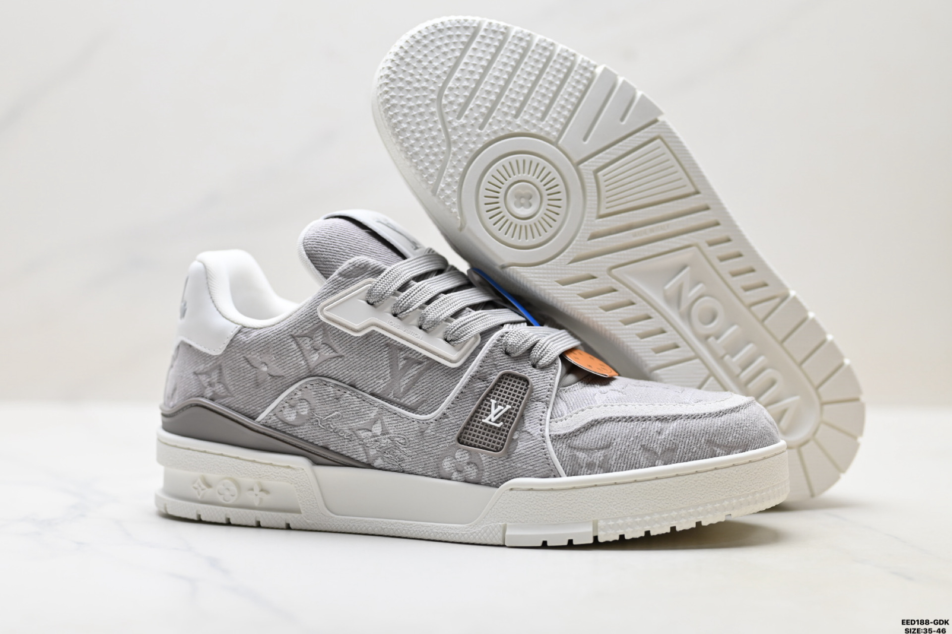 纯原✅Louis Vuitton Trainer Sneaker Low 路易威登 高奢休闲运动文化百搭板鞋 芯片配置 挂饰NFC芯片秒进官网 同步正品官网空胶工艺 结构逻辑一致 正确胶片断点式设计 细节克制到位 中底油印字母比例按原版还原 独家定制压纹麂皮 用料细腻耐看 原版开模TPU 大底伞脚感与质感取向偏原版 代购指定高端版本 全新升级双盒礼盒 全套配件齐全 舒适防滑底和百搭性霸屏整个时尚娱乐圈 细节调整完美主义 鞋面采用柔软皮革鞋面 独家开模大底 侧边采用3D打印标志性Logo 尽显贵族时尚气息 配带正品全套包装 ID:EED188-GDK