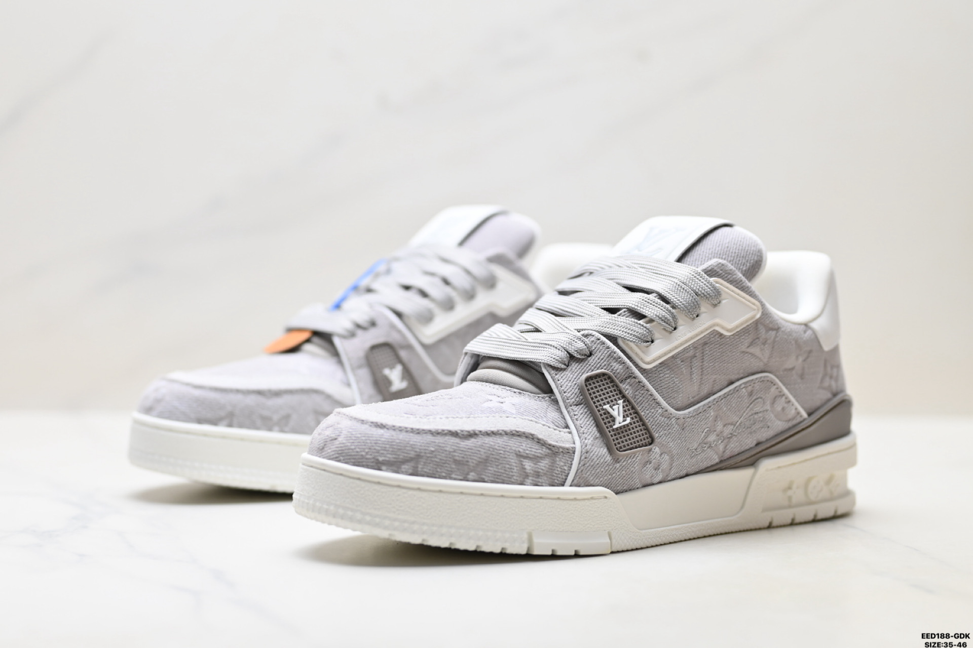 纯原✅Louis Vuitton Trainer Sneaker Low 路易威登 高奢休闲运动文化百搭板鞋 芯片配置 挂饰NFC芯片秒进官网 同步正品官网空胶工艺 结构逻辑一致 正确胶片断点式设计 细节克制到位 中底油印字母比例按原版还原 独家定制压纹麂皮 用料细腻耐看 原版开模TPU 大底伞脚感与质感取向偏原版 代购指定高端版本 全新升级双盒礼盒 全套配件齐全 舒适防滑底和百搭性霸屏整个时尚娱乐圈 细节调整完美主义 鞋面采用柔软皮革鞋面 独家开模大底 侧边采用3D打印标志性Logo 尽显贵族时尚气息 配带正品全套包装 ID:EED188-GDK